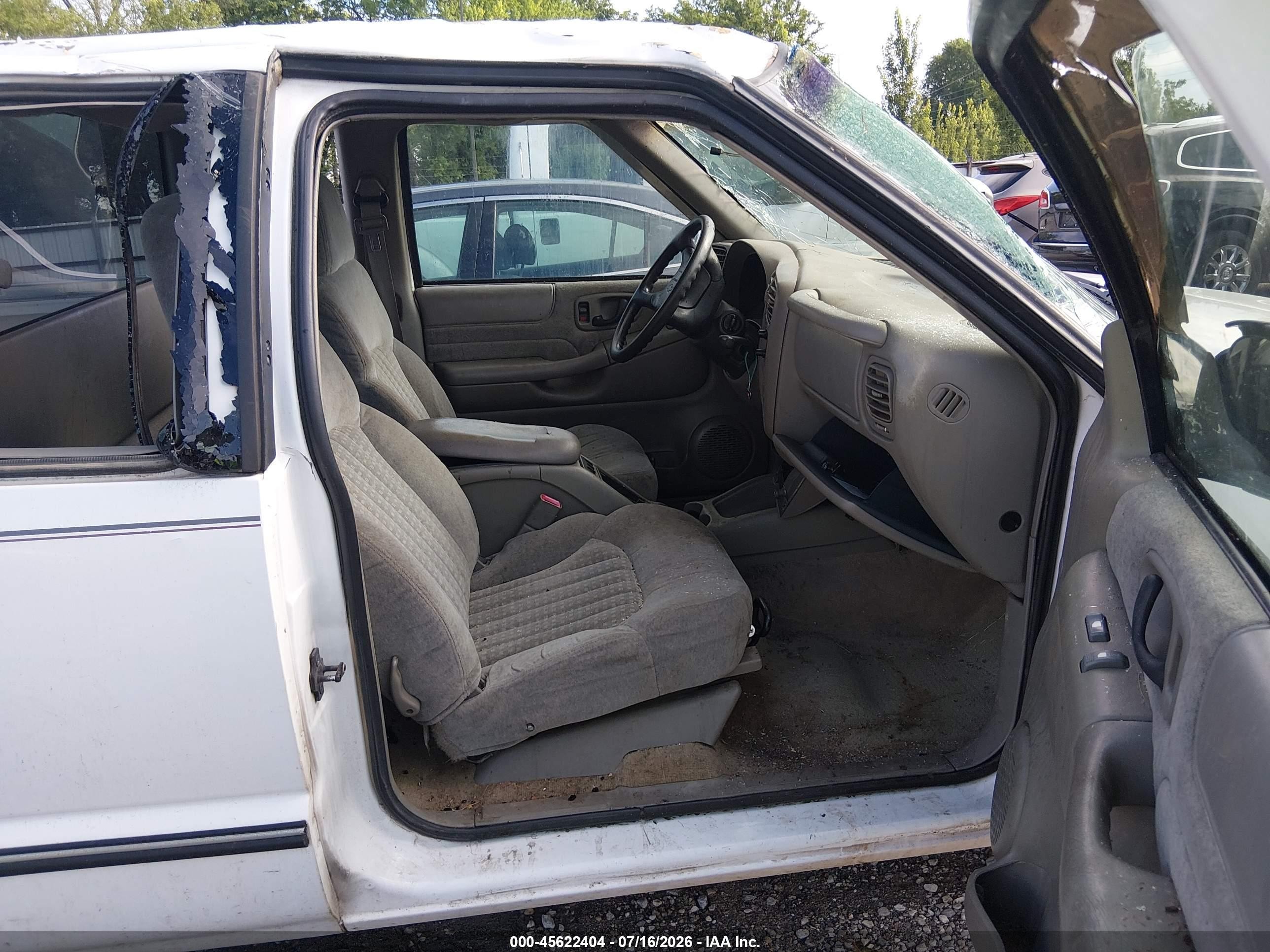 1998 Chevrolet S-10 Ls White vin: 1GCCS19X5W8102465
