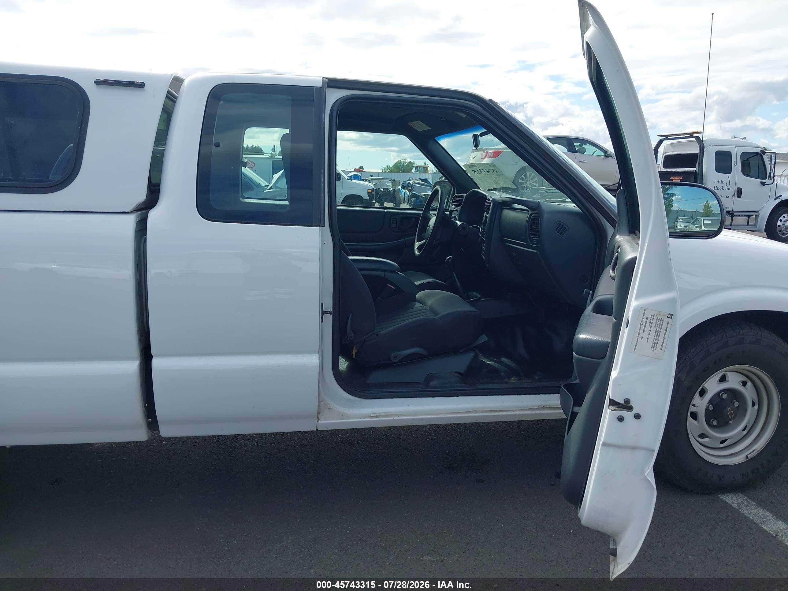 2003 Chevrolet S-10   White vin: 1GCCS19X638287721