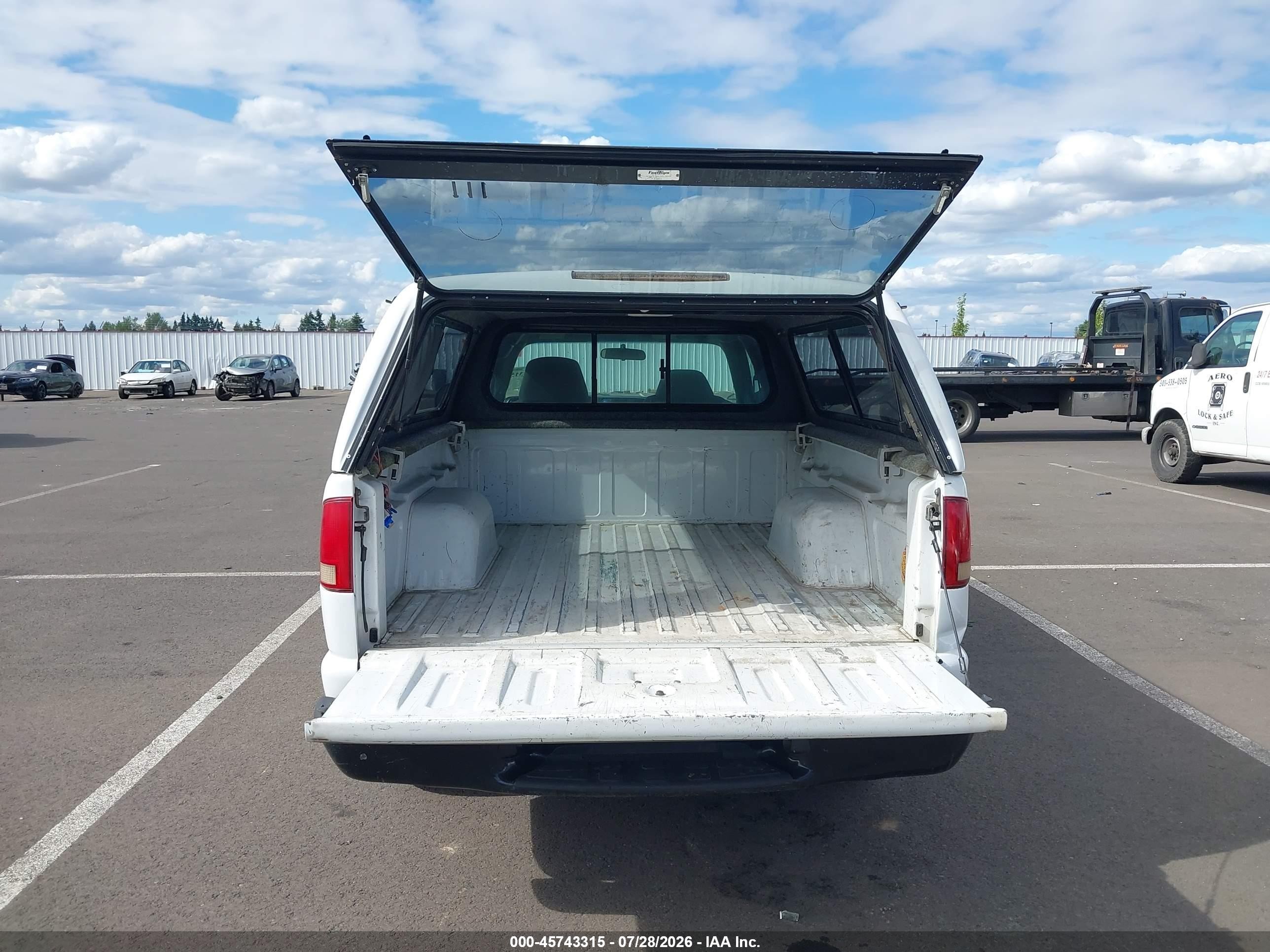 2003 Chevrolet S-10   White vin: 1GCCS19X638287721