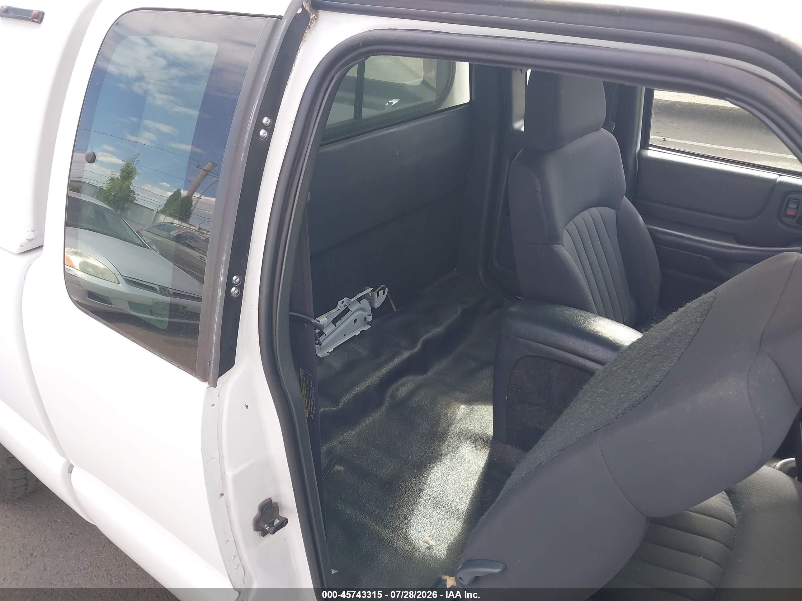 2003 Chevrolet S-10   White vin: 1GCCS19X638287721