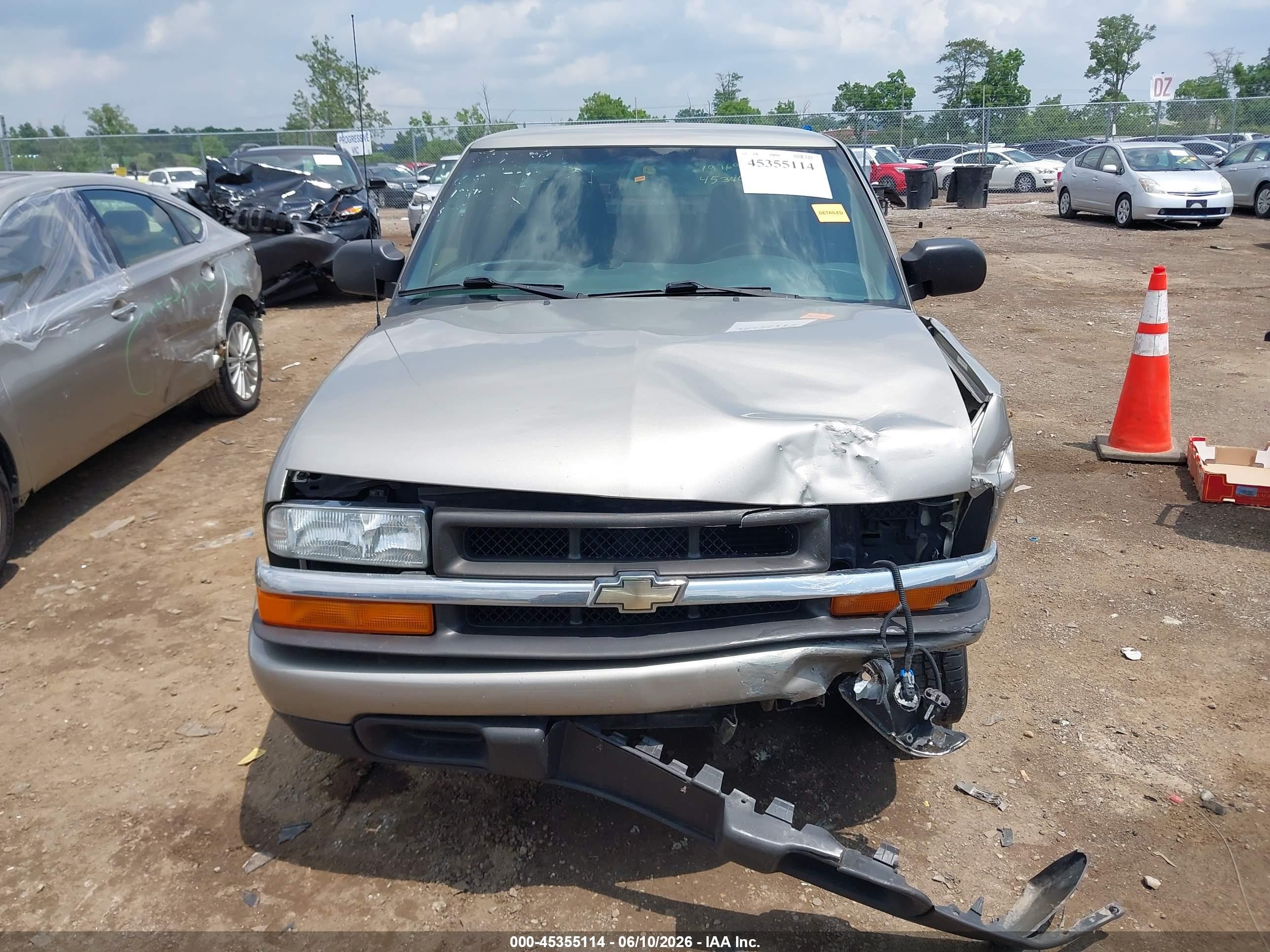 2003 Chevrolet S-10 Ls Tan vin: 1GCCS19X738109915