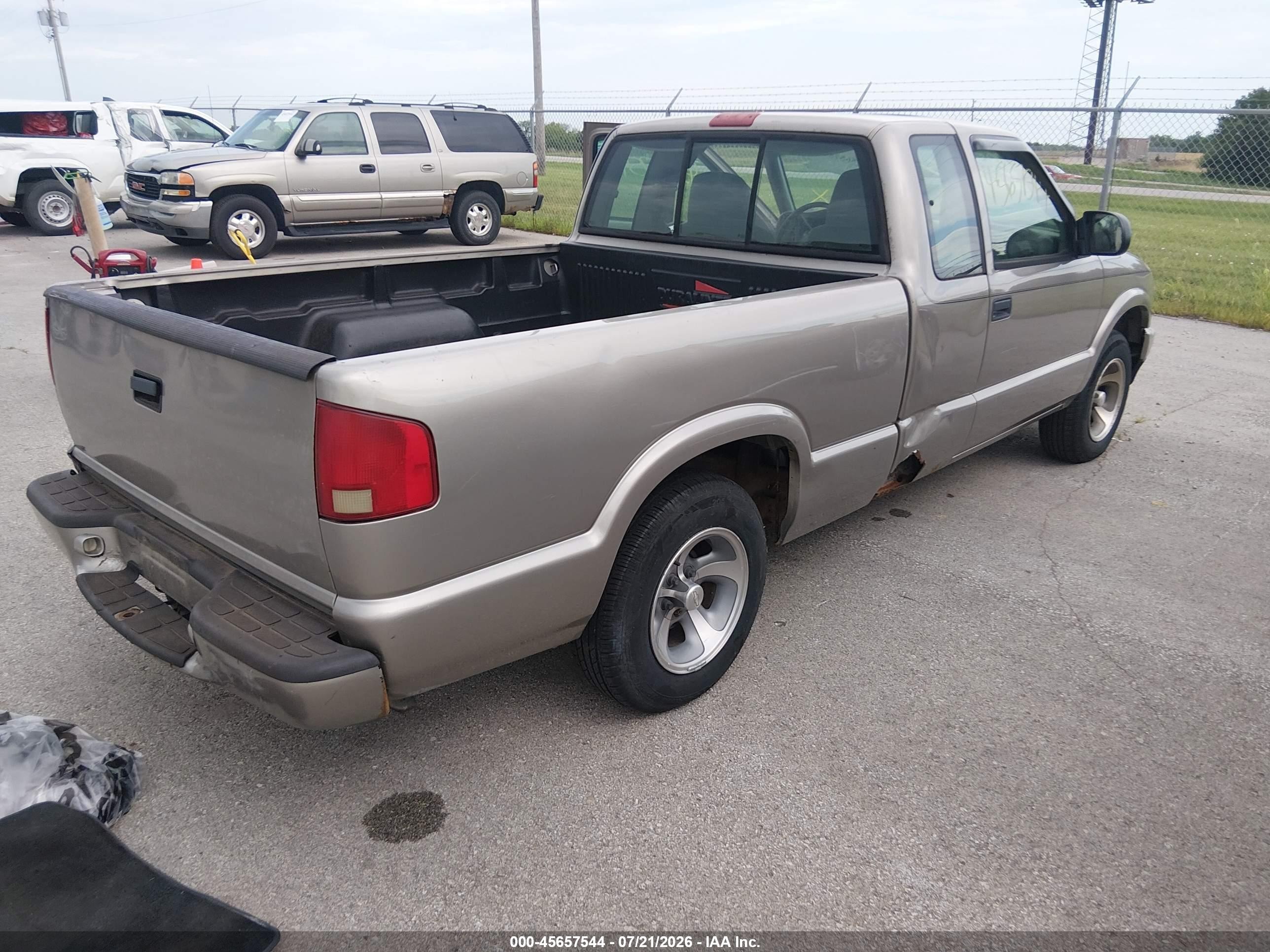 2003 Chevrolet S-10   Gold vin: 1GCCS19X738289008