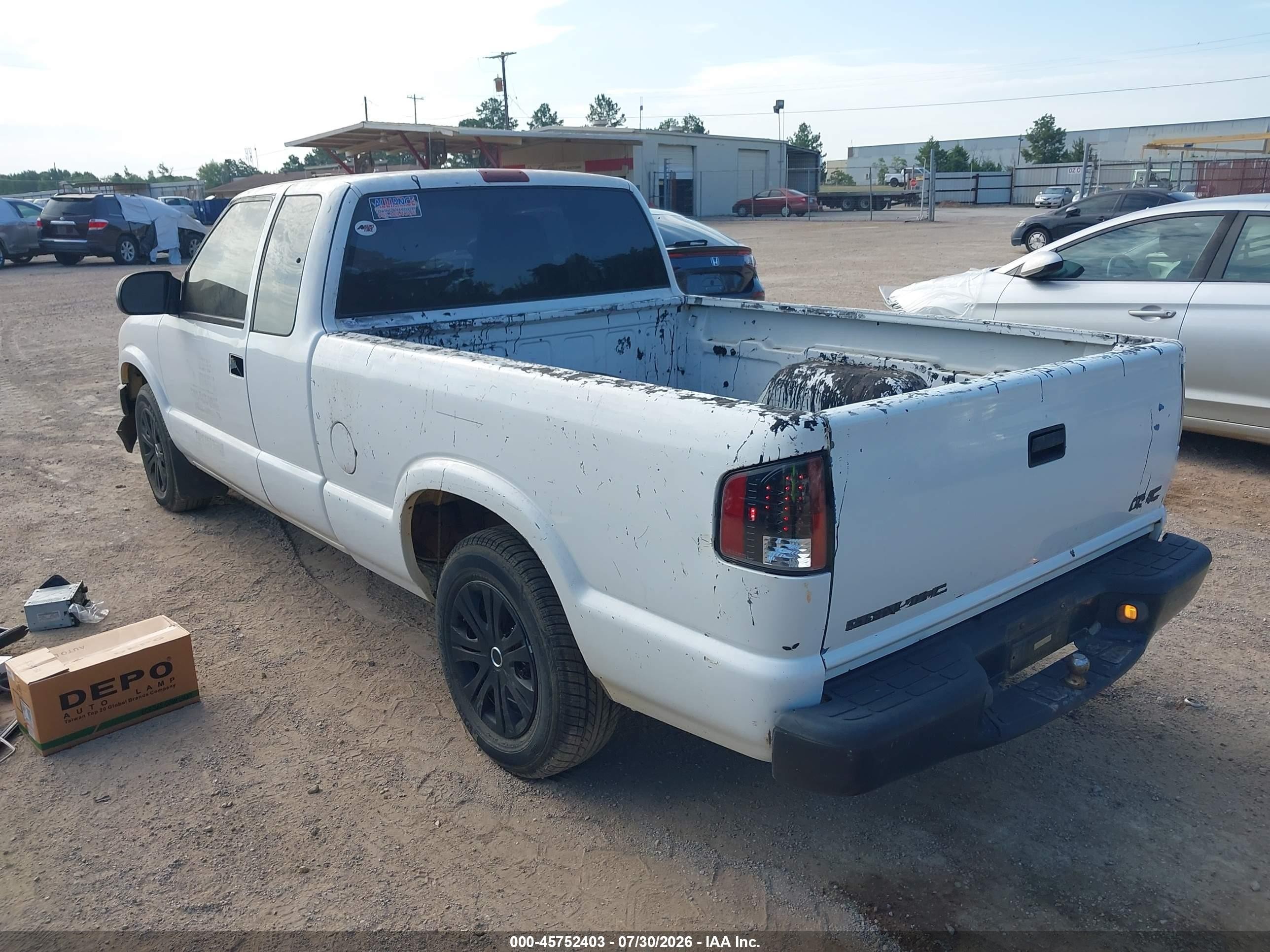 2003 Chevrolet S-10   White vin: 1GCCS19XX38178355