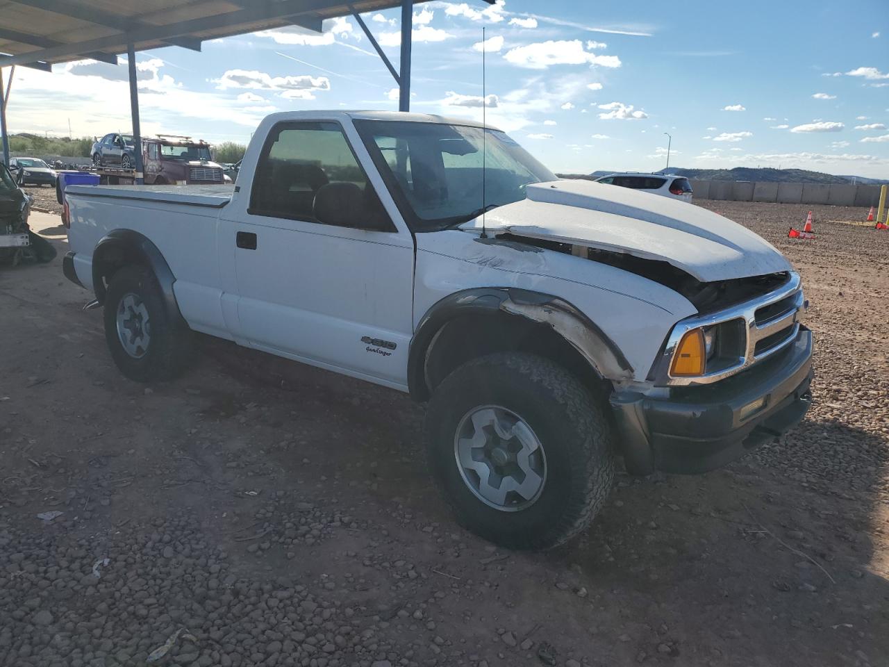 1995 Chevrolet S Truck S10 White vin: 1GCCT14W2S8136790