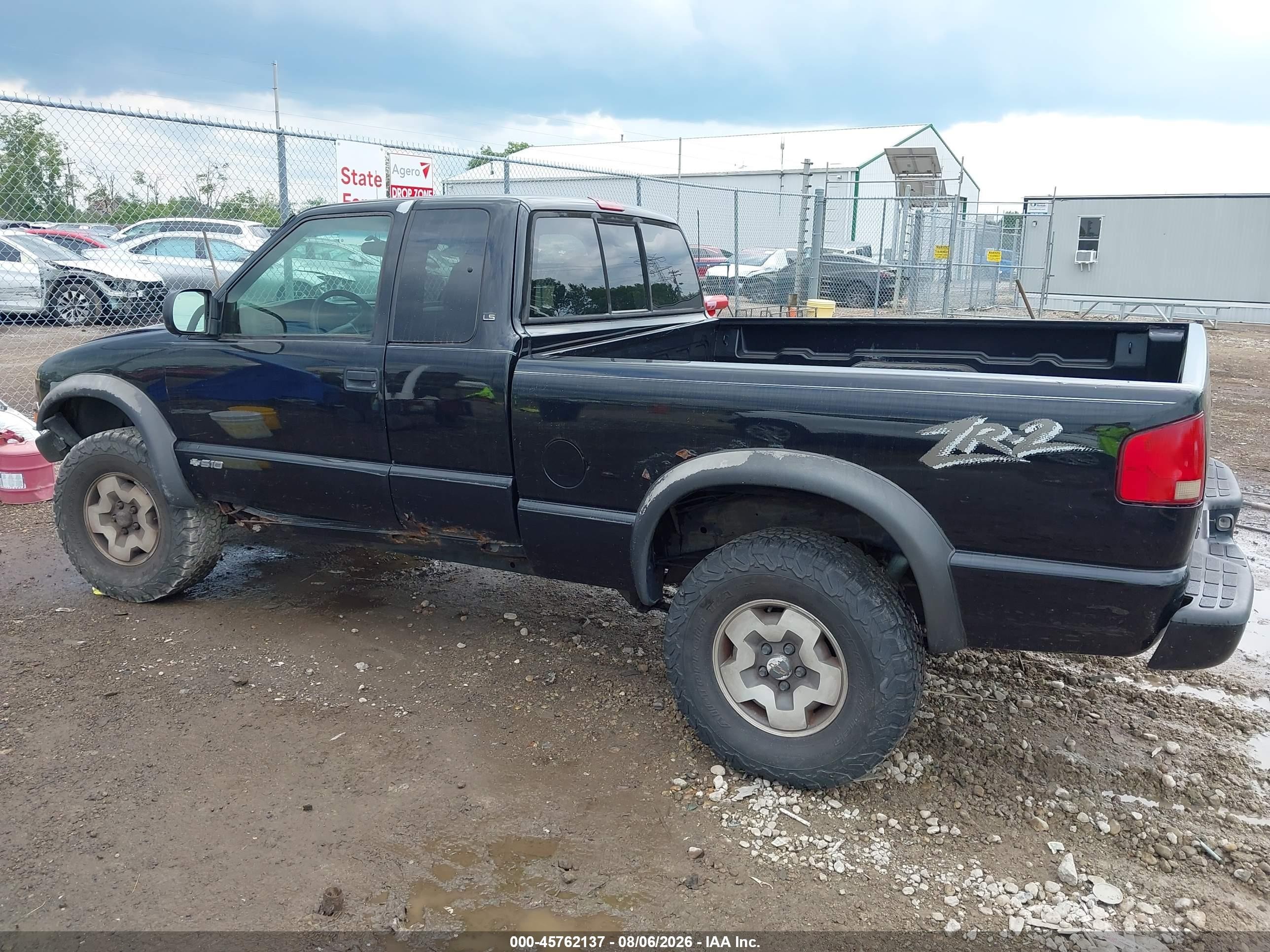 2002 Chevrolet S-10 Ls Black vin: 1GCCT19W228232847