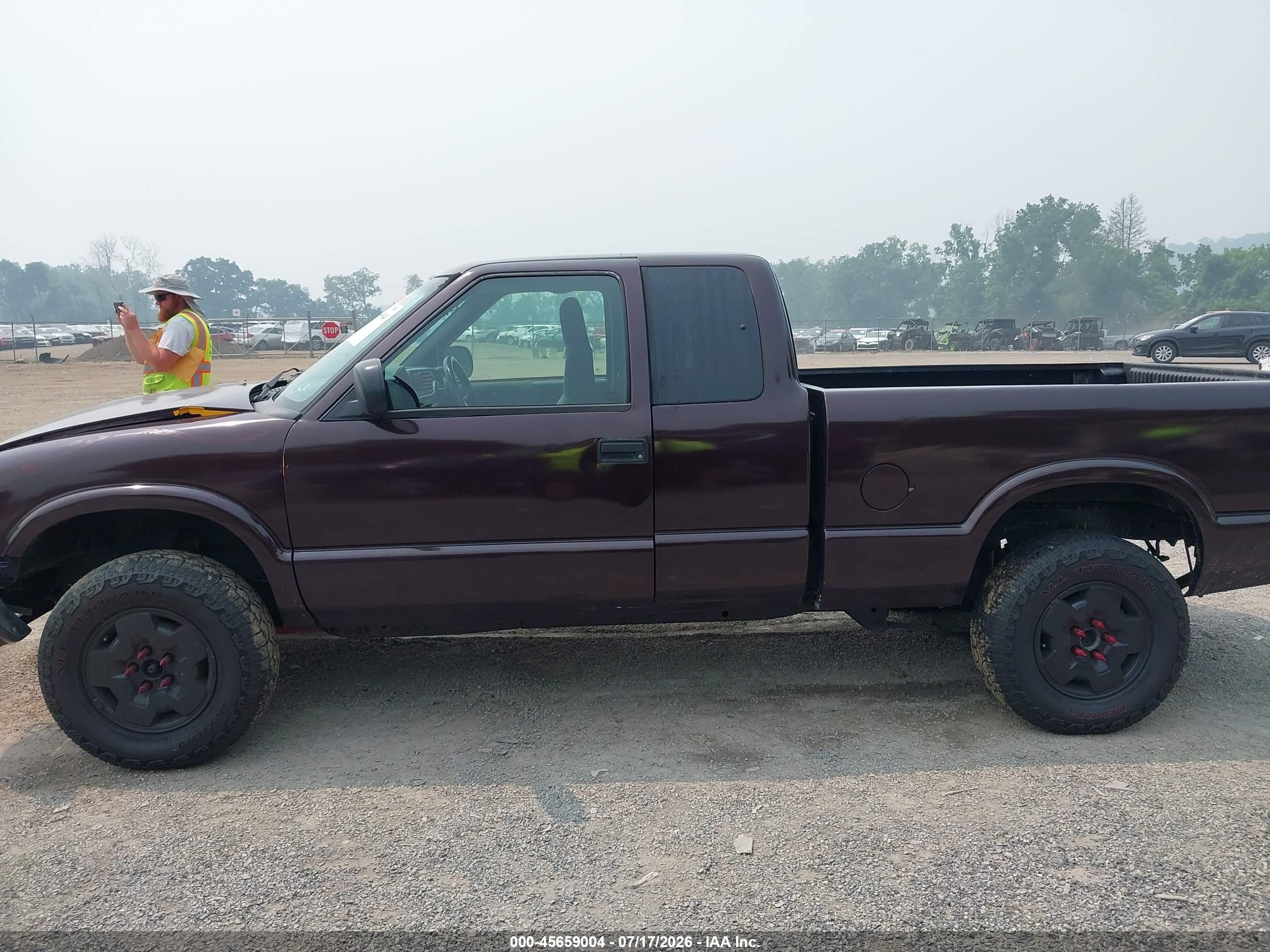 2002 Chevrolet S-10 Ls Black vin: 1GCCT19W328245106