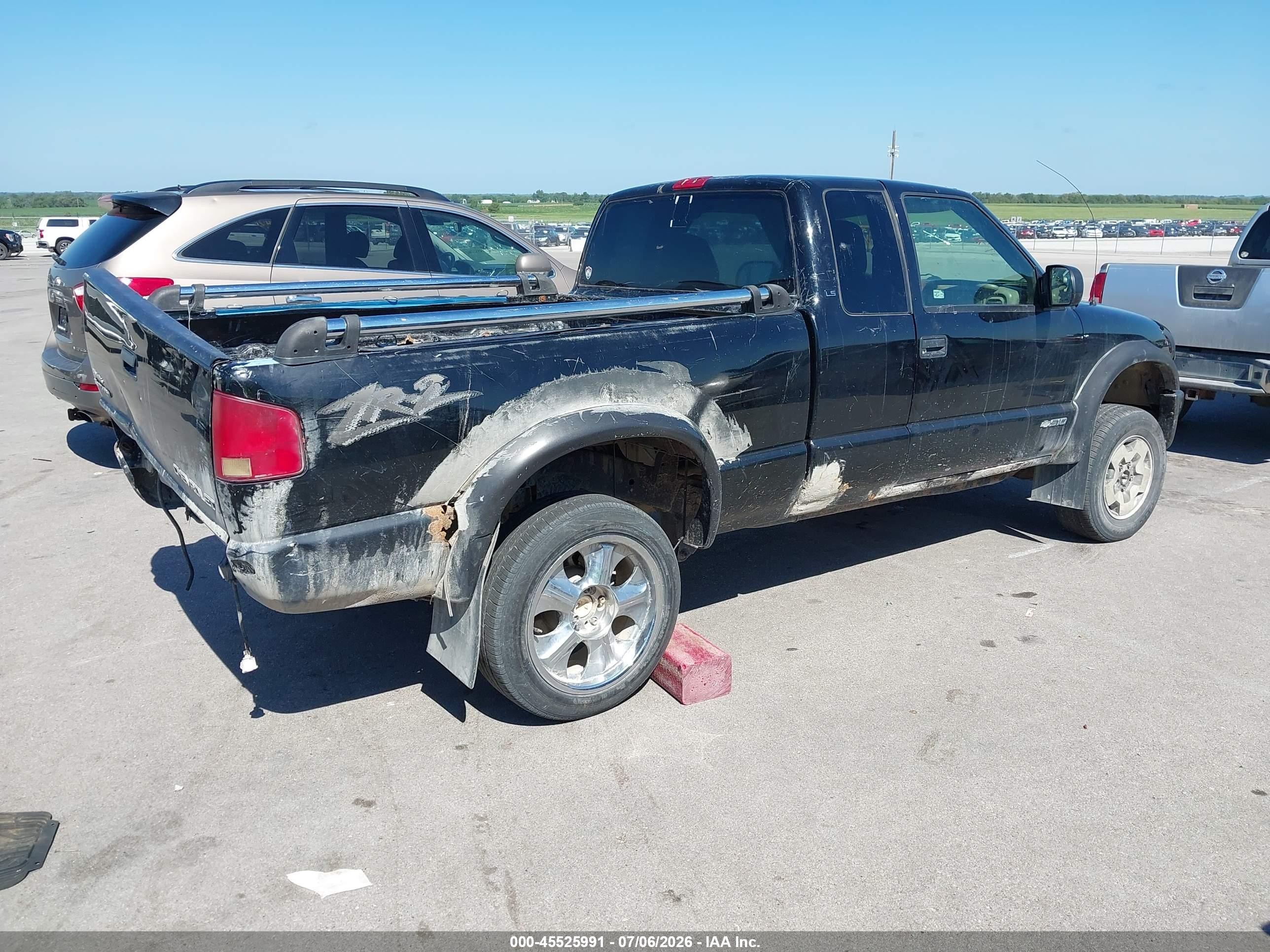 2003 Chevrolet S-10 Ls Black vin: 1GCCT19X238262165
