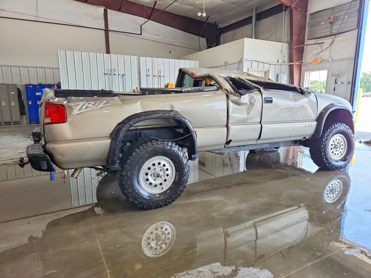 2003 Chevrolet S Truck S10 Beige vin: 1GCCT19X238289897