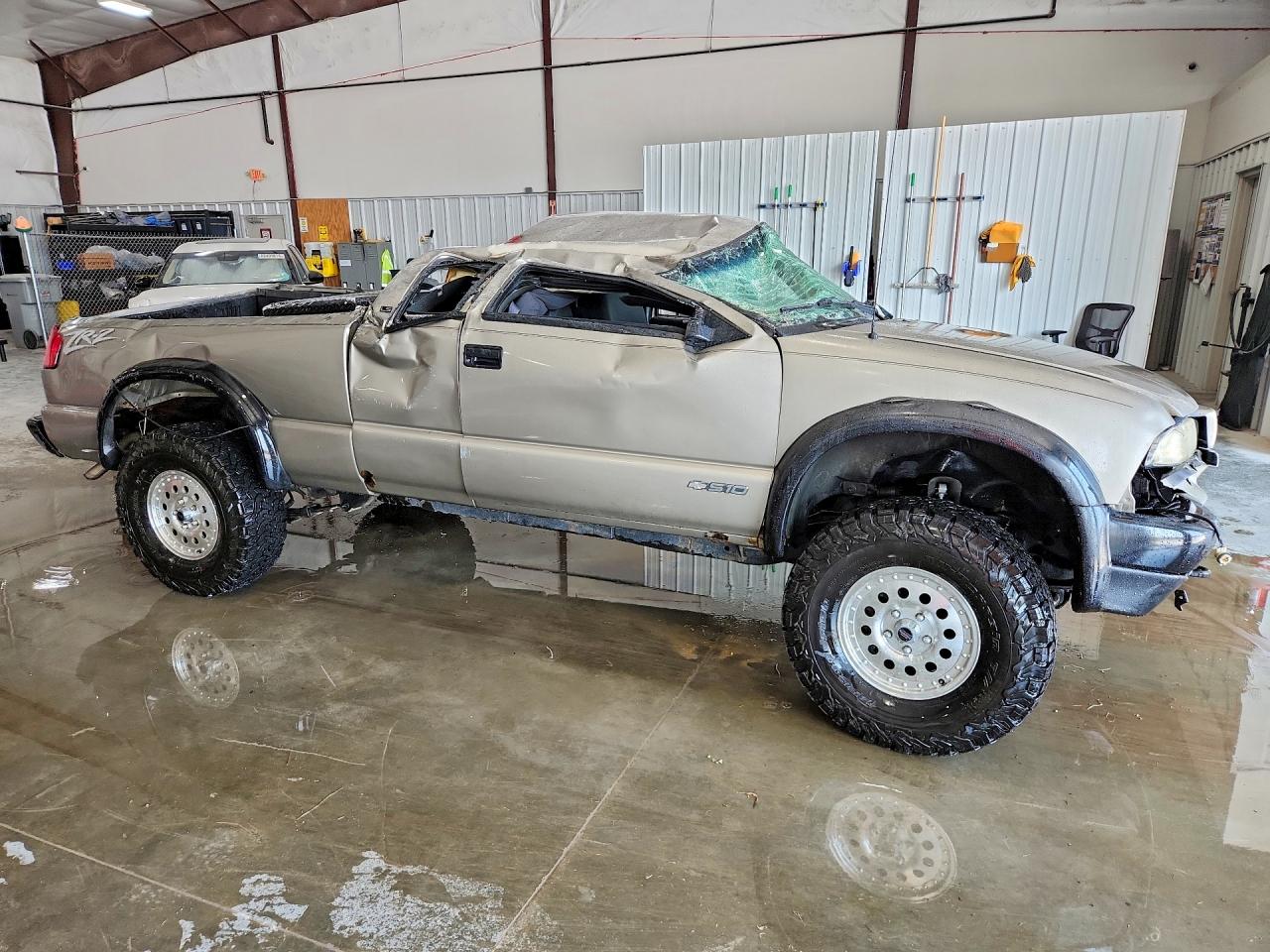 2003 Chevrolet S Truck S10 Beige vin: 1GCCT19X238289897