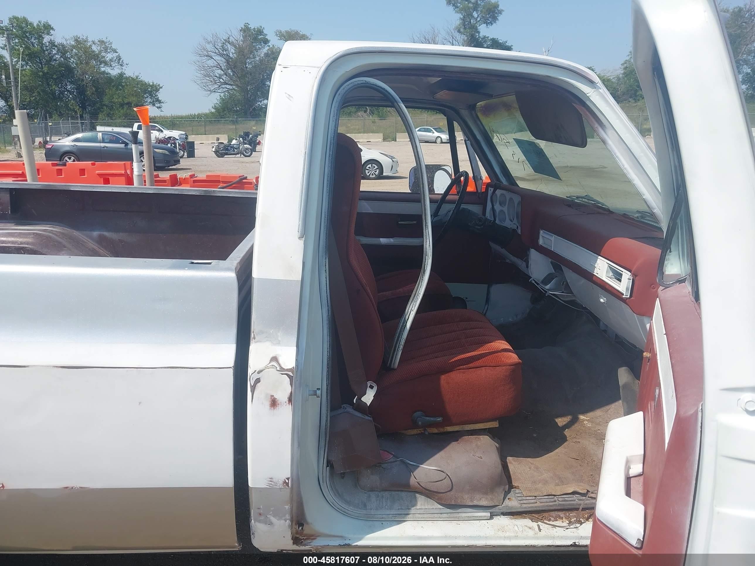 1983 Chevrolet C10   White vin: 1GCDC14H4DJ142205