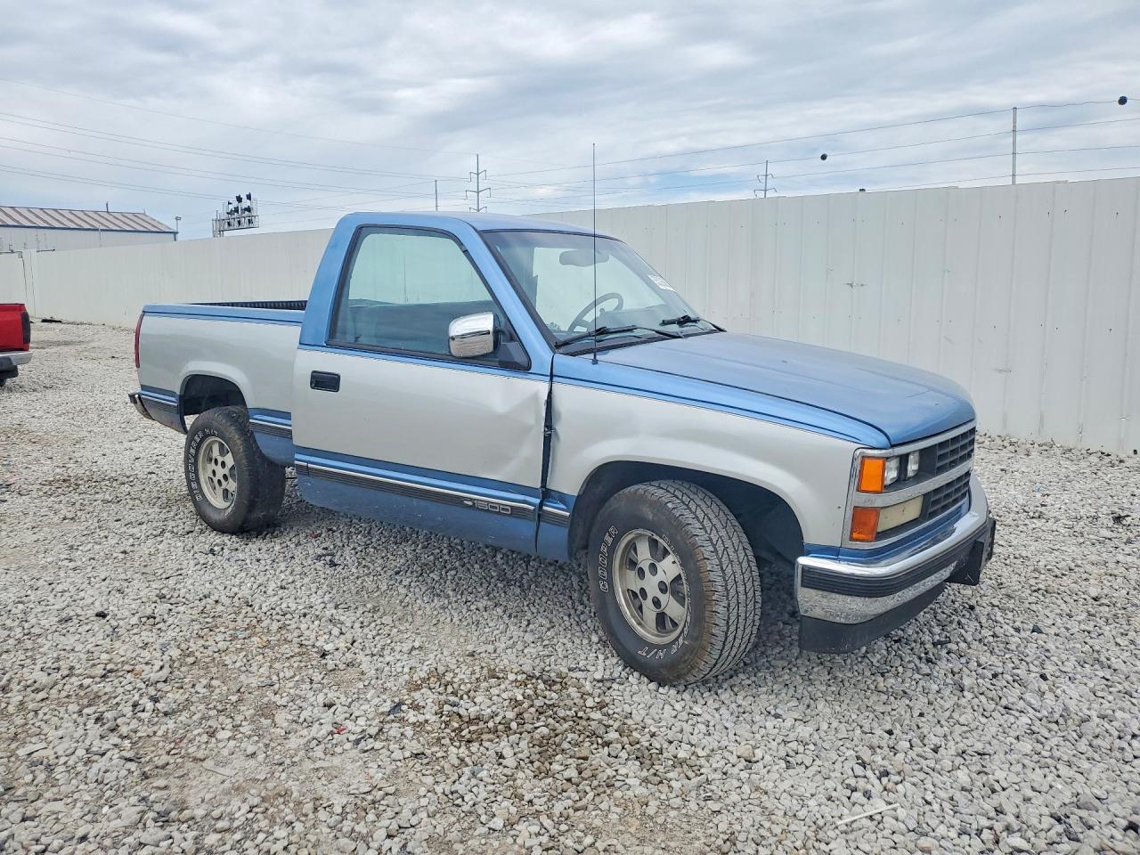 1988 Chevrolet Gmt-400 C1500 Two Tone vin: 1GCDC14K4JZ260277