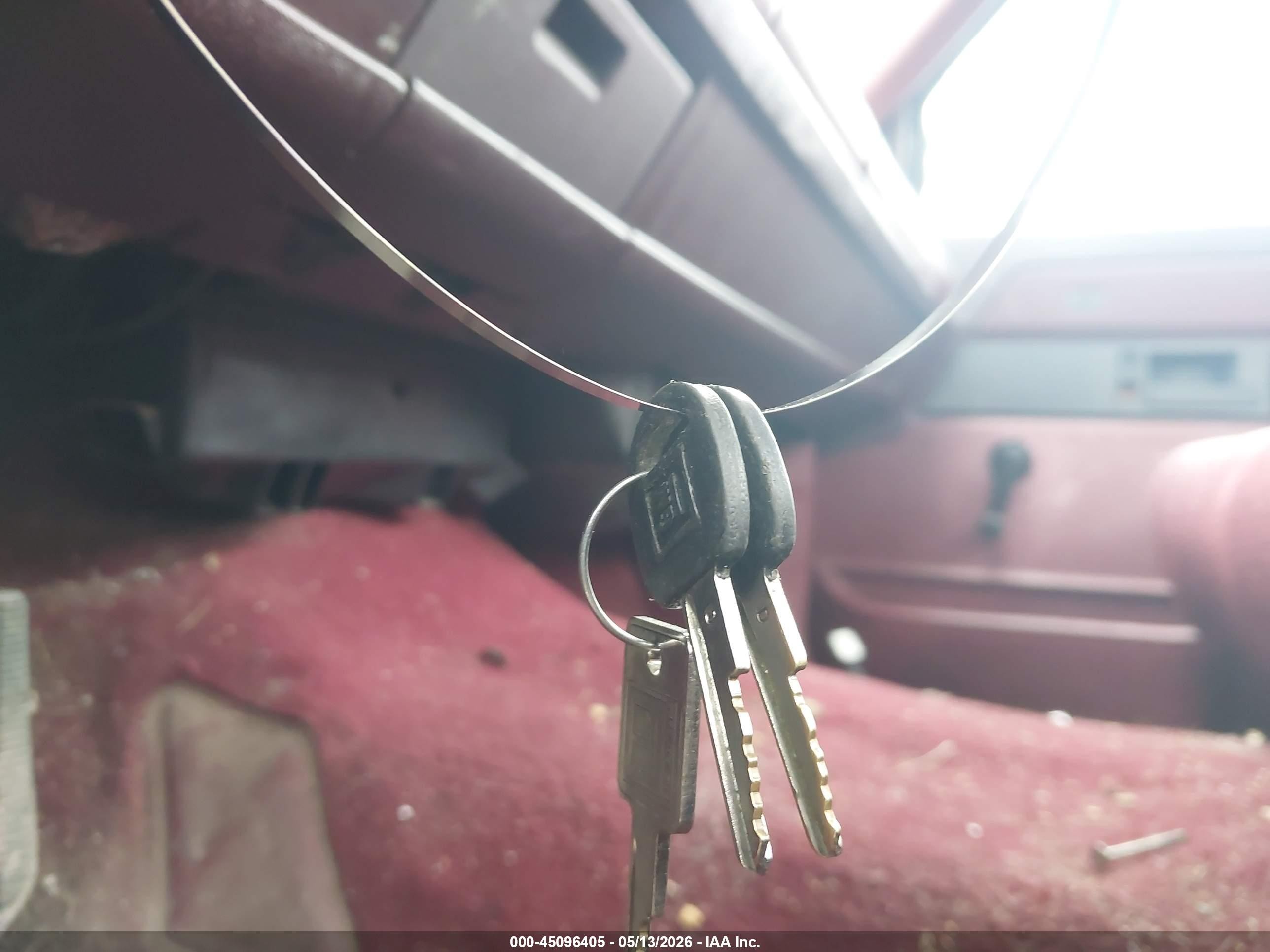 1989 Chevrolet Gmt-400 C1500 Maroon vin: 1GCDC14K7KE119468