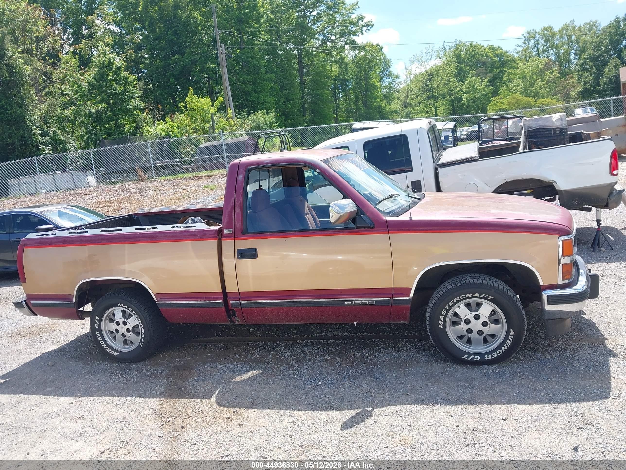 1989 Chevrolet Gmt-400 C1500 Red vin: 1GCDC14K8KZ115891