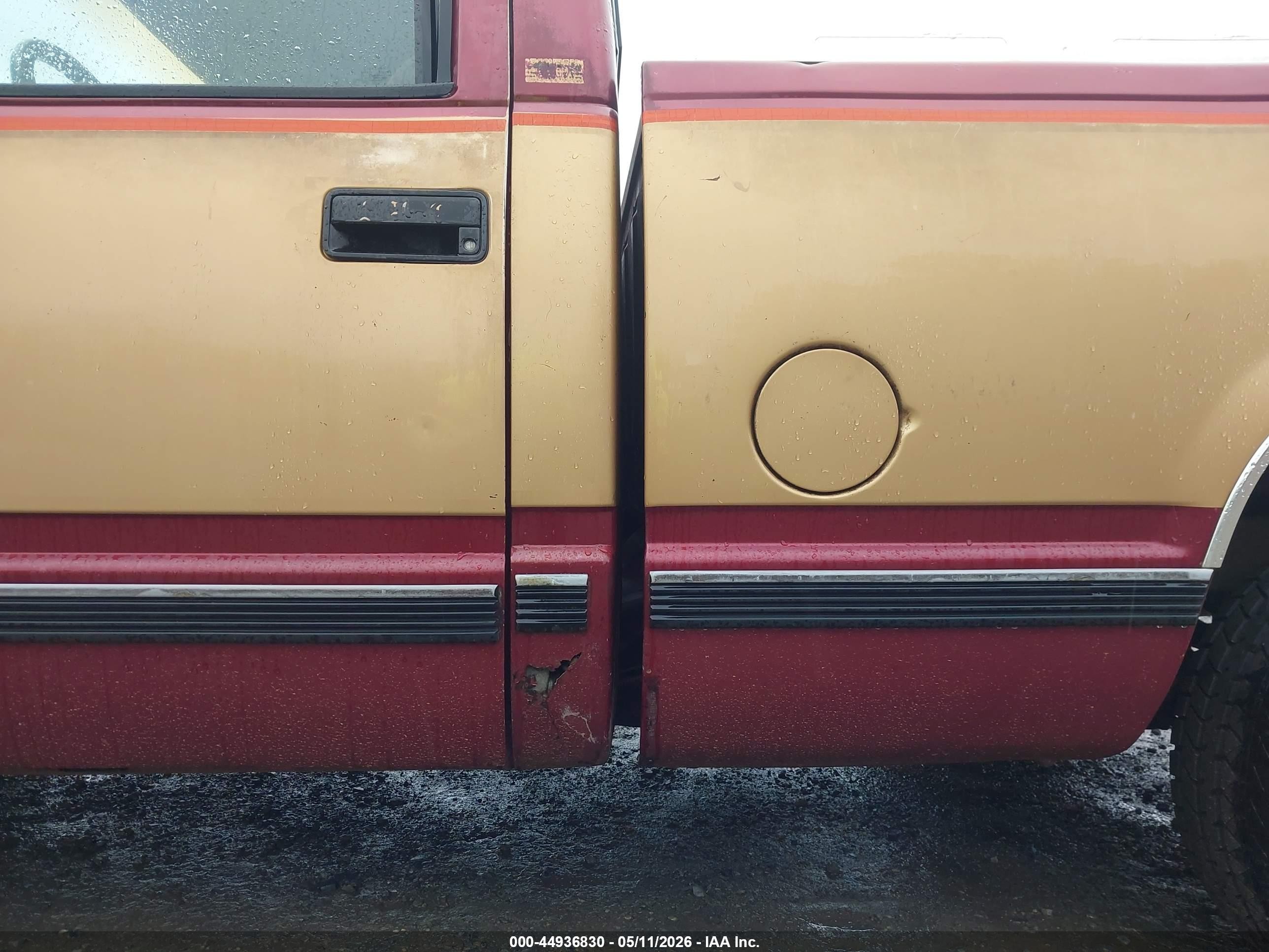 1989 Chevrolet Gmt-400 C1500 Red vin: 1GCDC14K8KZ115891
