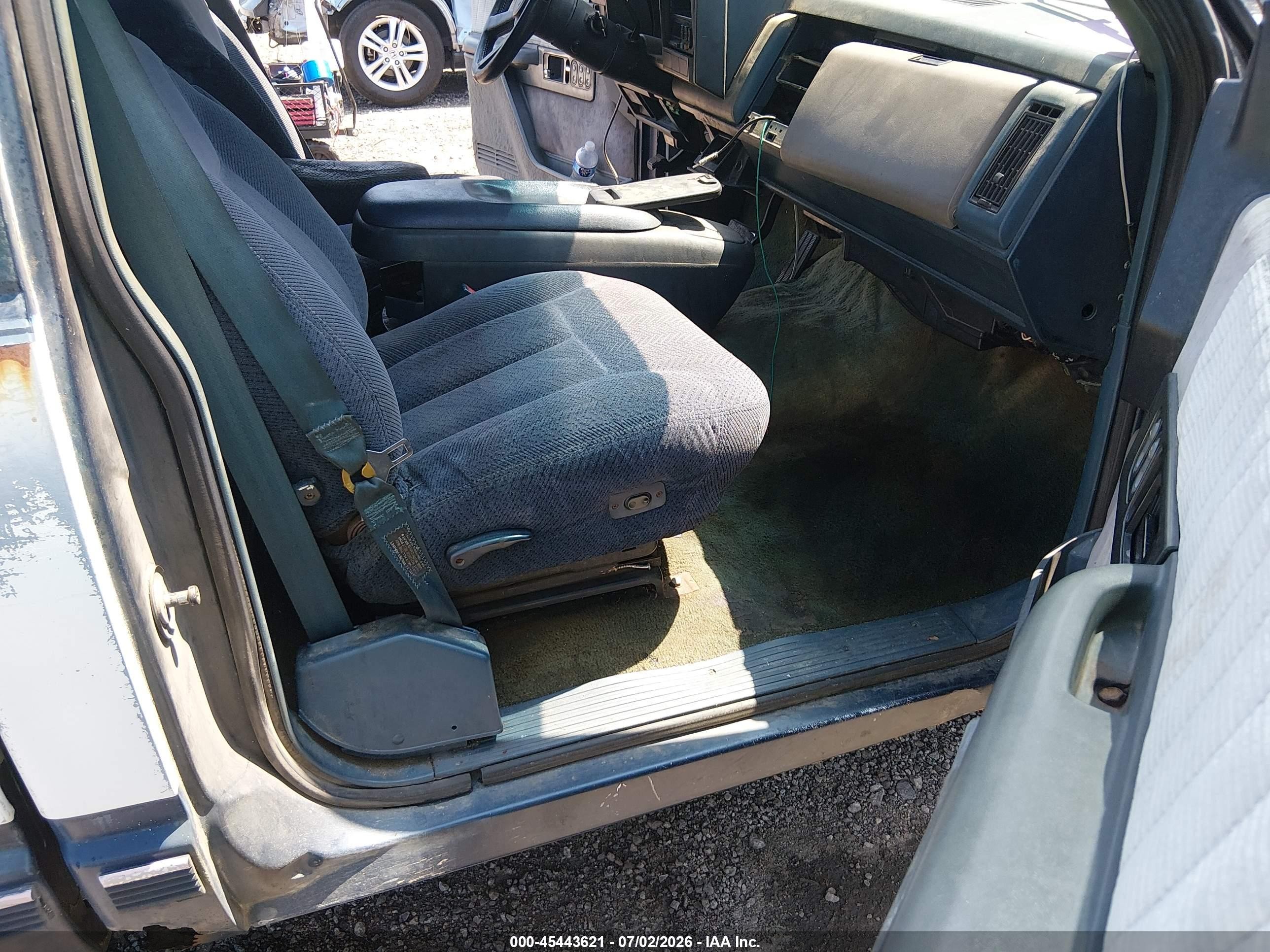 1988 Chevrolet Gmt-400 C1500 Синий vin: 1GCDC14KXJZ221063