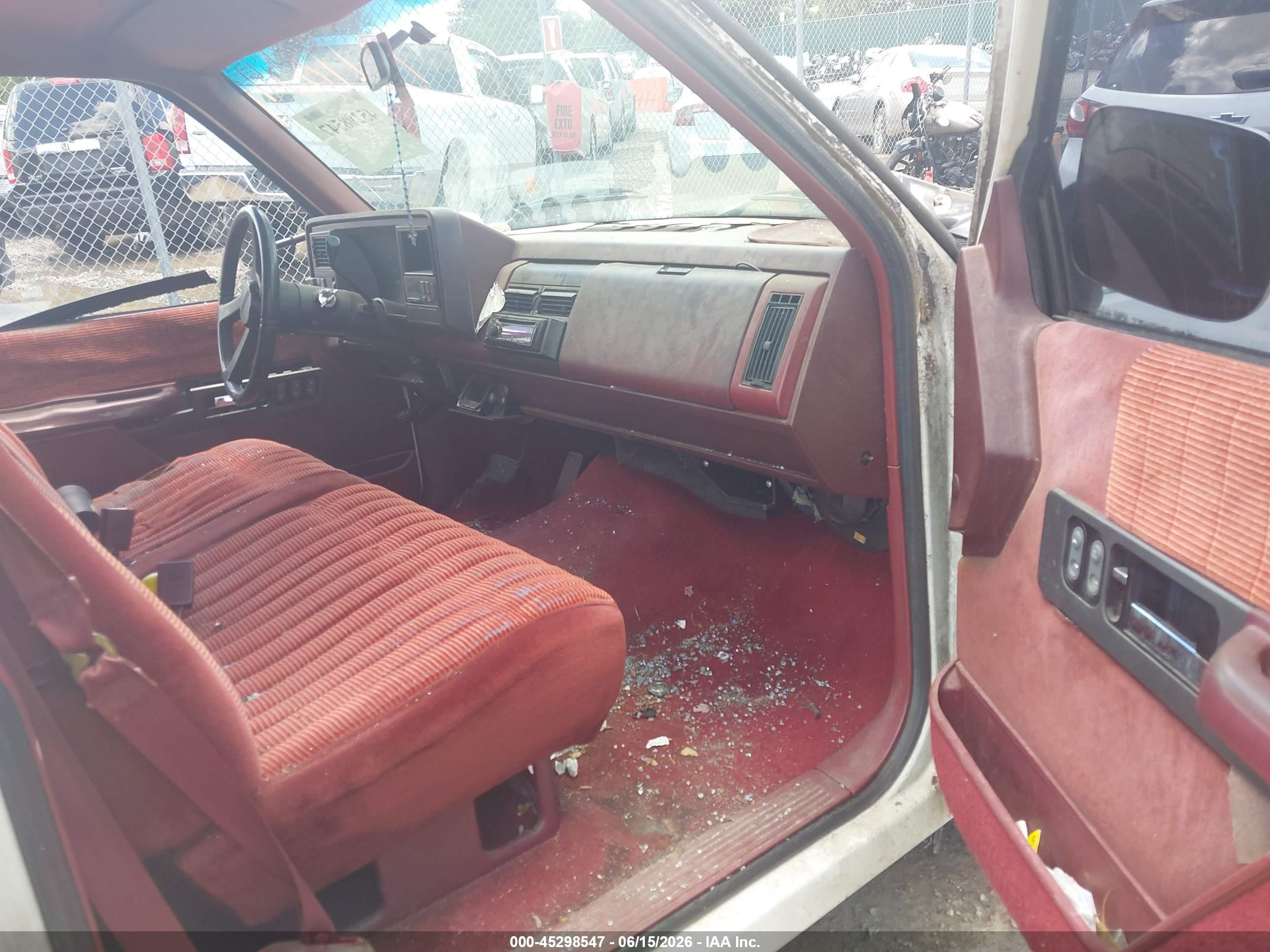 1990 Chevrolet Gmt-400 C1500 White vin: 1GCDC14KXLZ241719