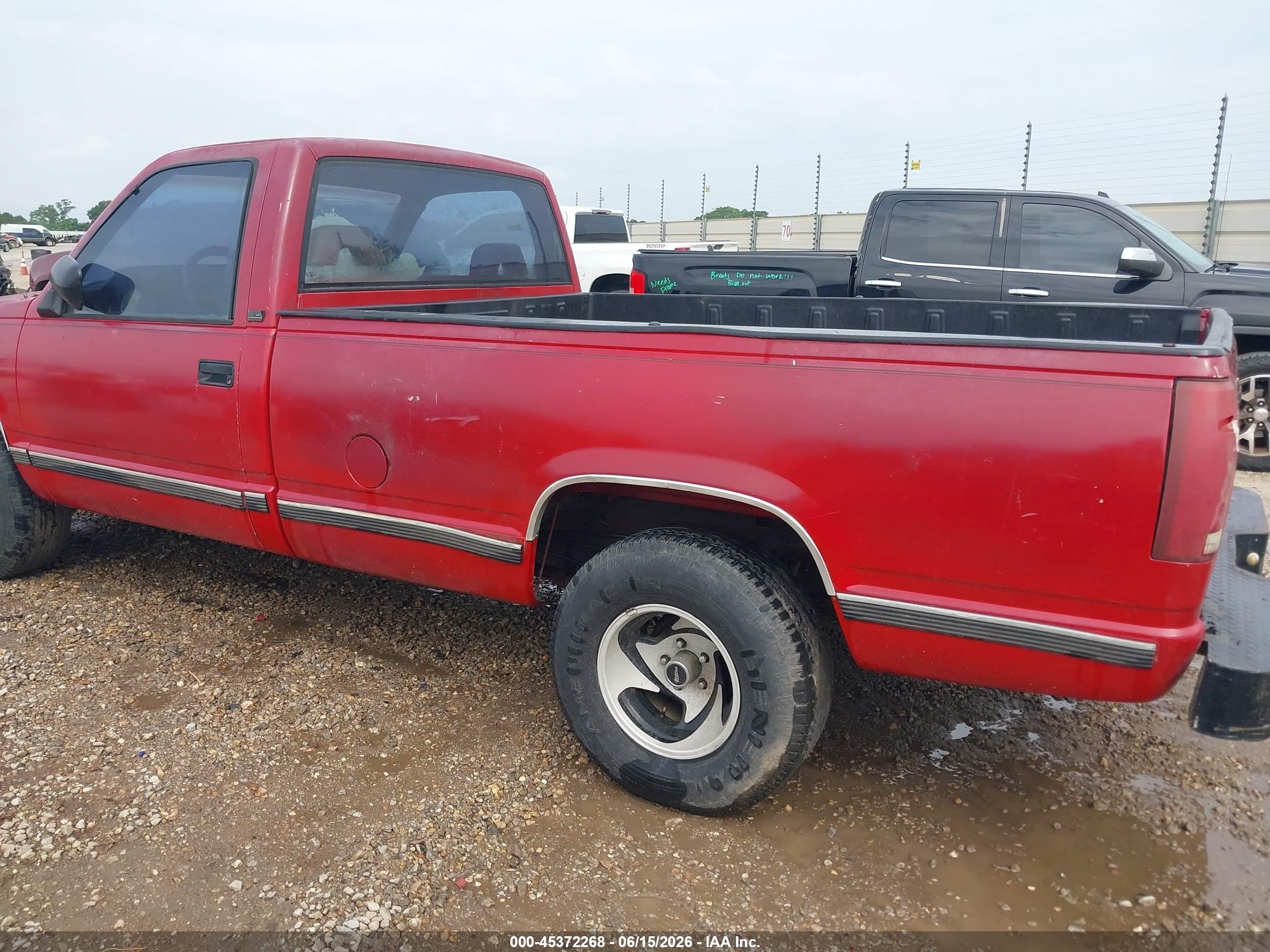1992 Chevrolet Gmt-400 C1500 Red vin: 1GCDC14Z8NE164369