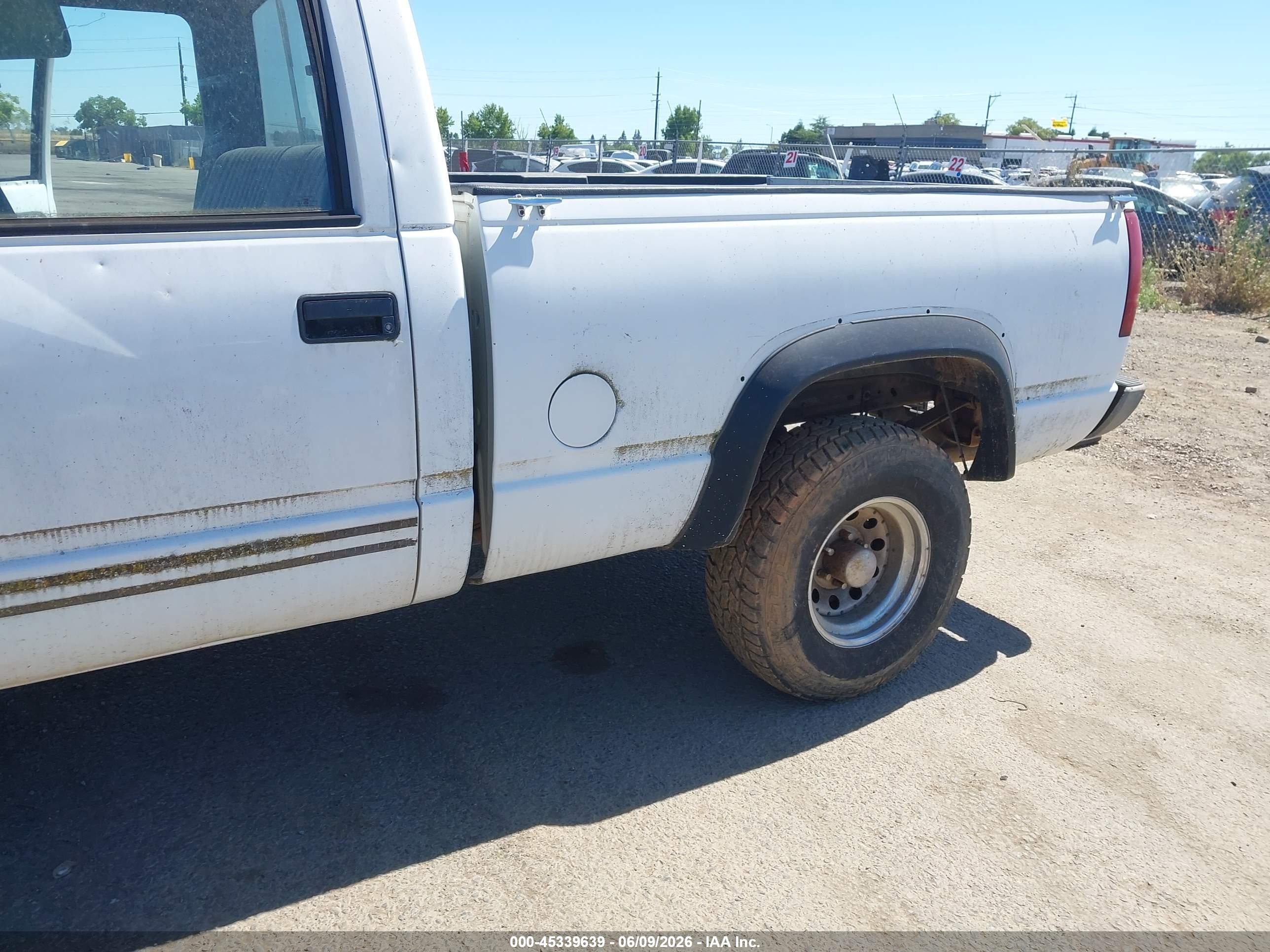 1990 Chevrolet Gmt-400 K1500 White vin: 1GCDK14K4LZ196814