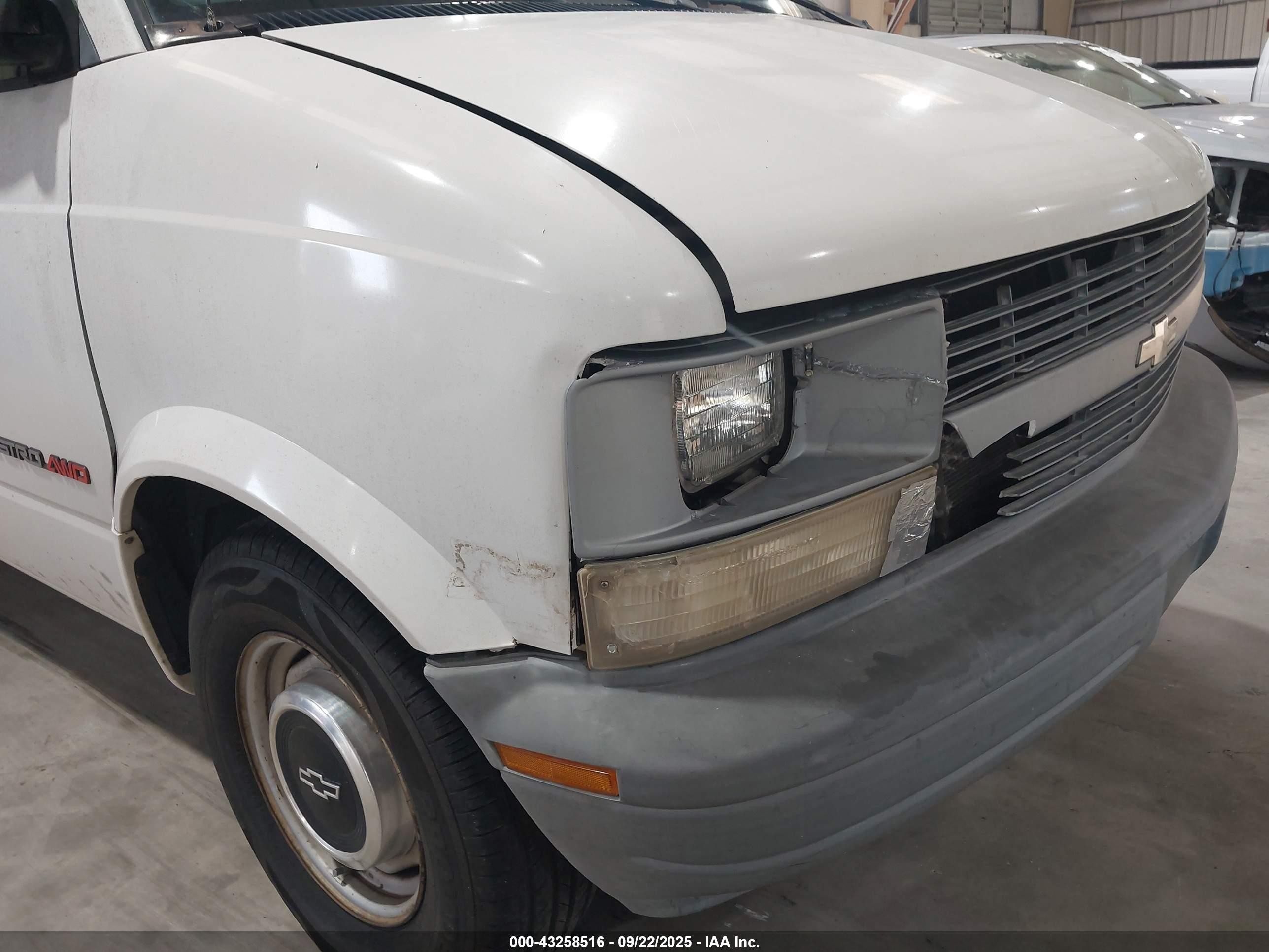 1997 Chevrolet Astro   White vin: 1GCDL19W1VB116440