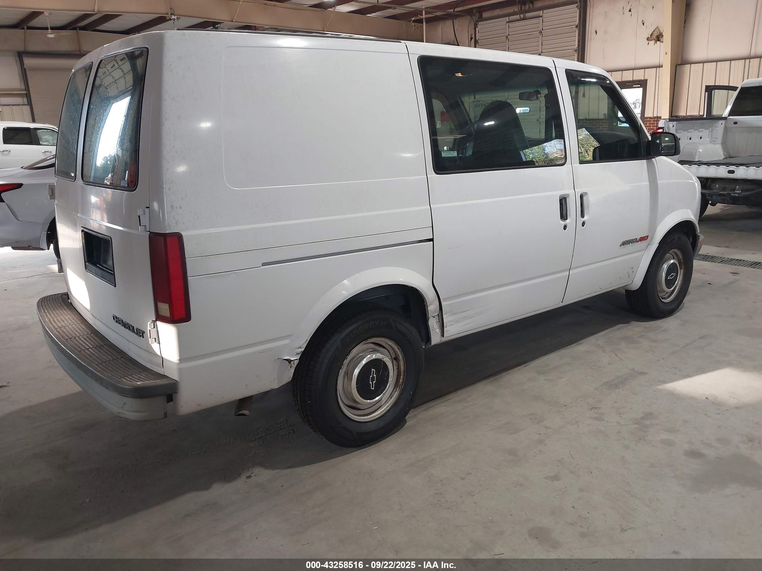 1997 Chevrolet Astro   White vin: 1GCDL19W1VB116440