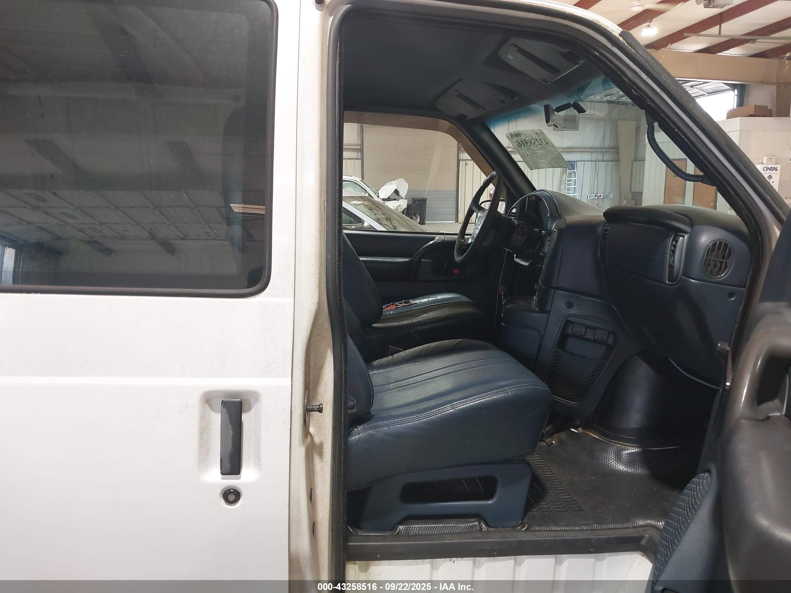 1997 Chevrolet Astro   White vin: 1GCDL19W1VB116440