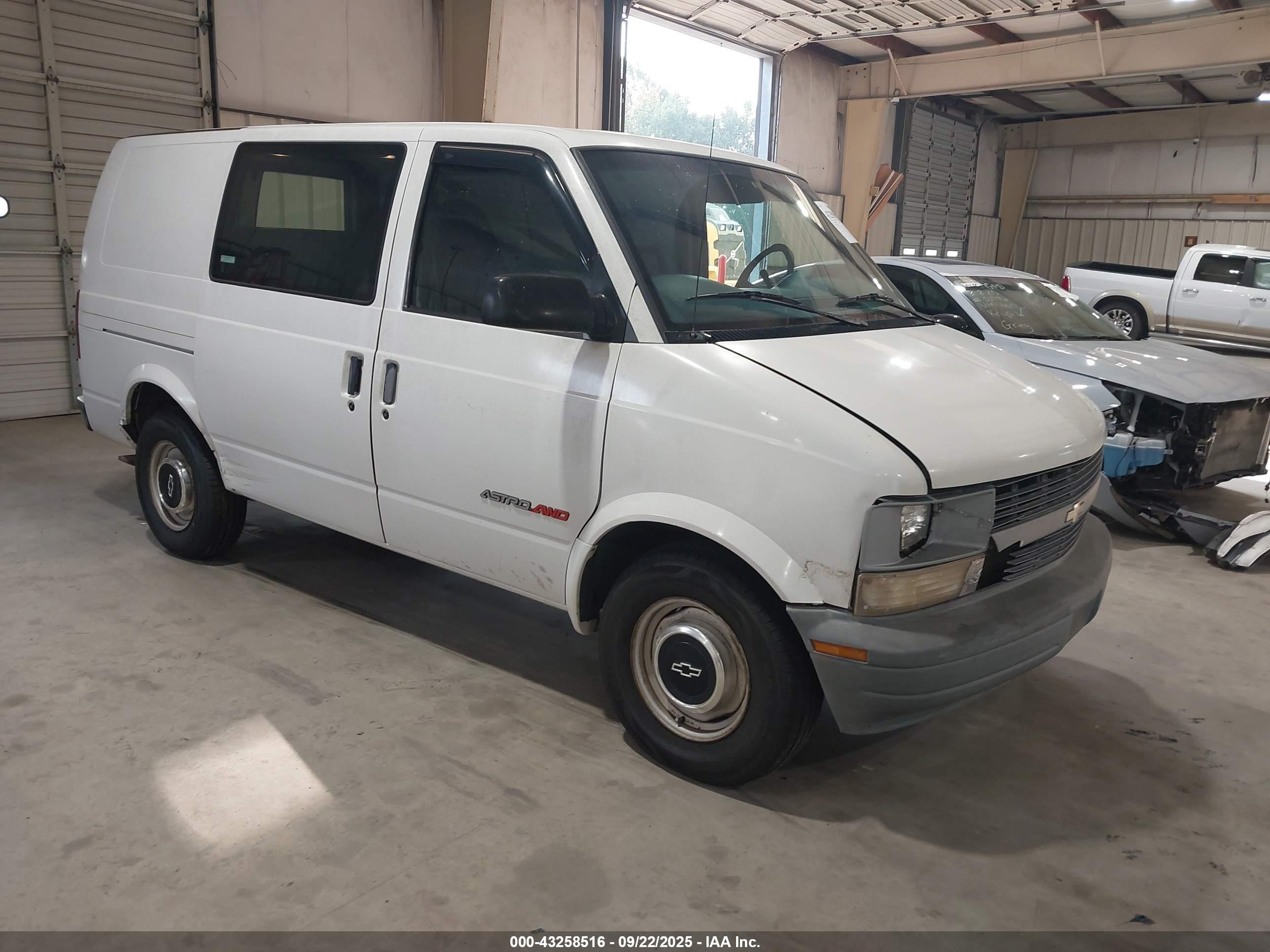 1997 Chevrolet Astro   White vin: 1GCDL19W1VB116440