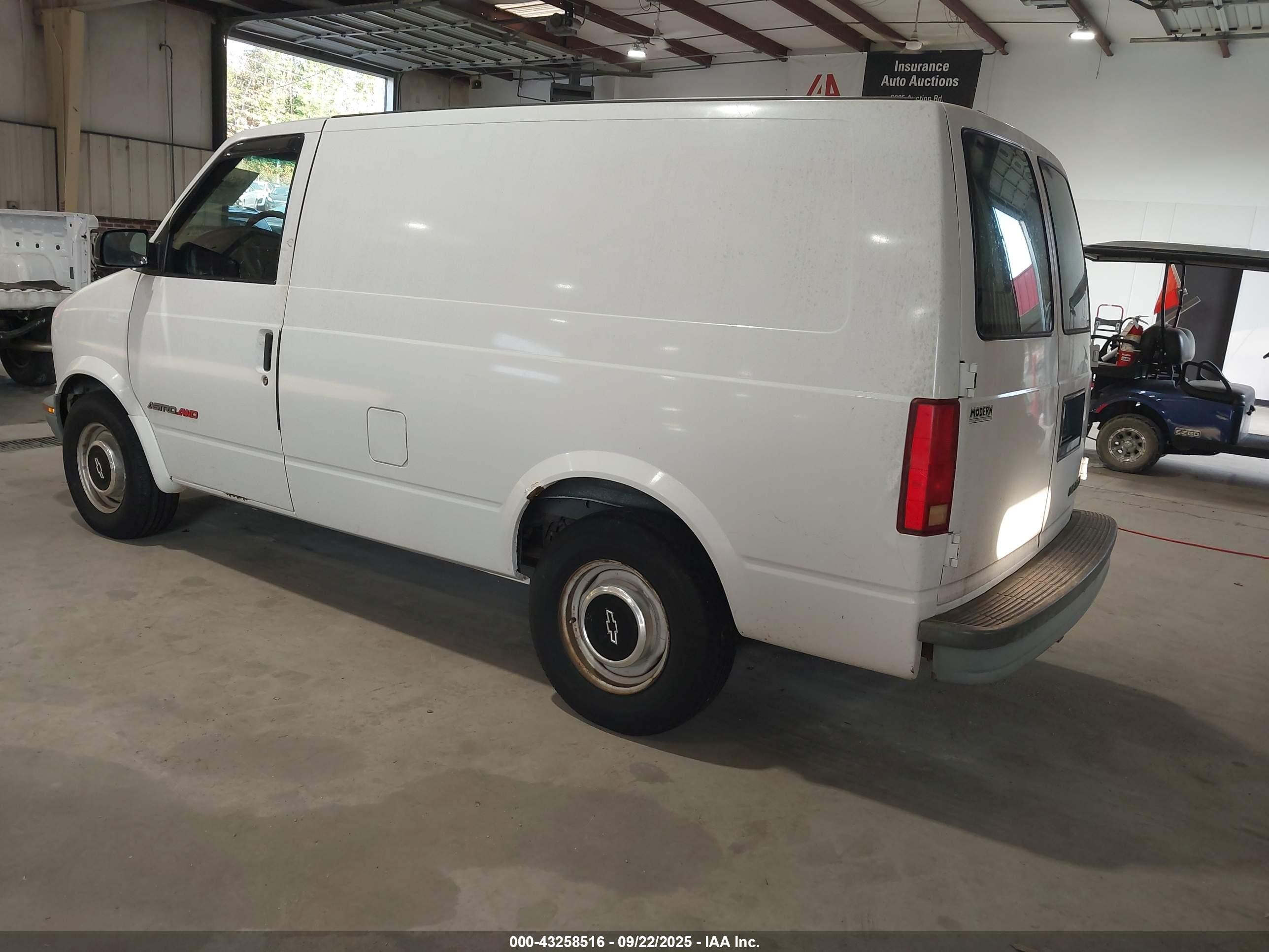 1997 Chevrolet Astro   White vin: 1GCDL19W1VB116440