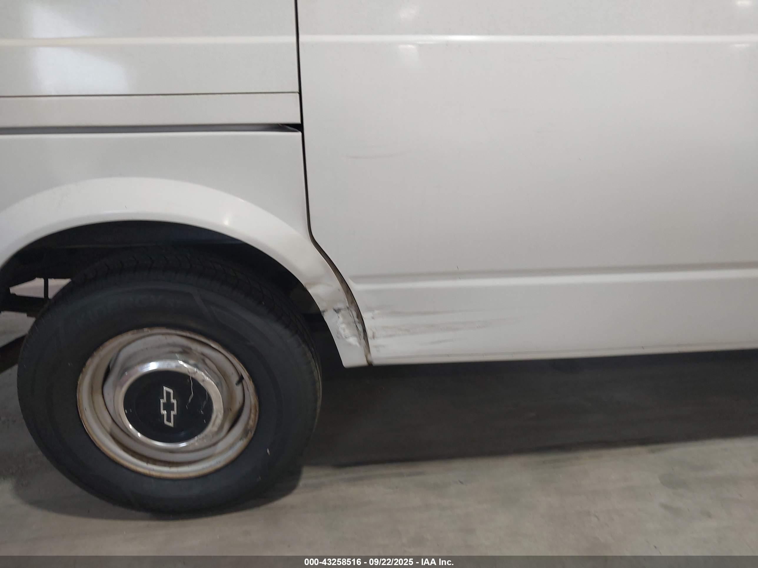 1997 Chevrolet Astro   White vin: 1GCDL19W1VB116440