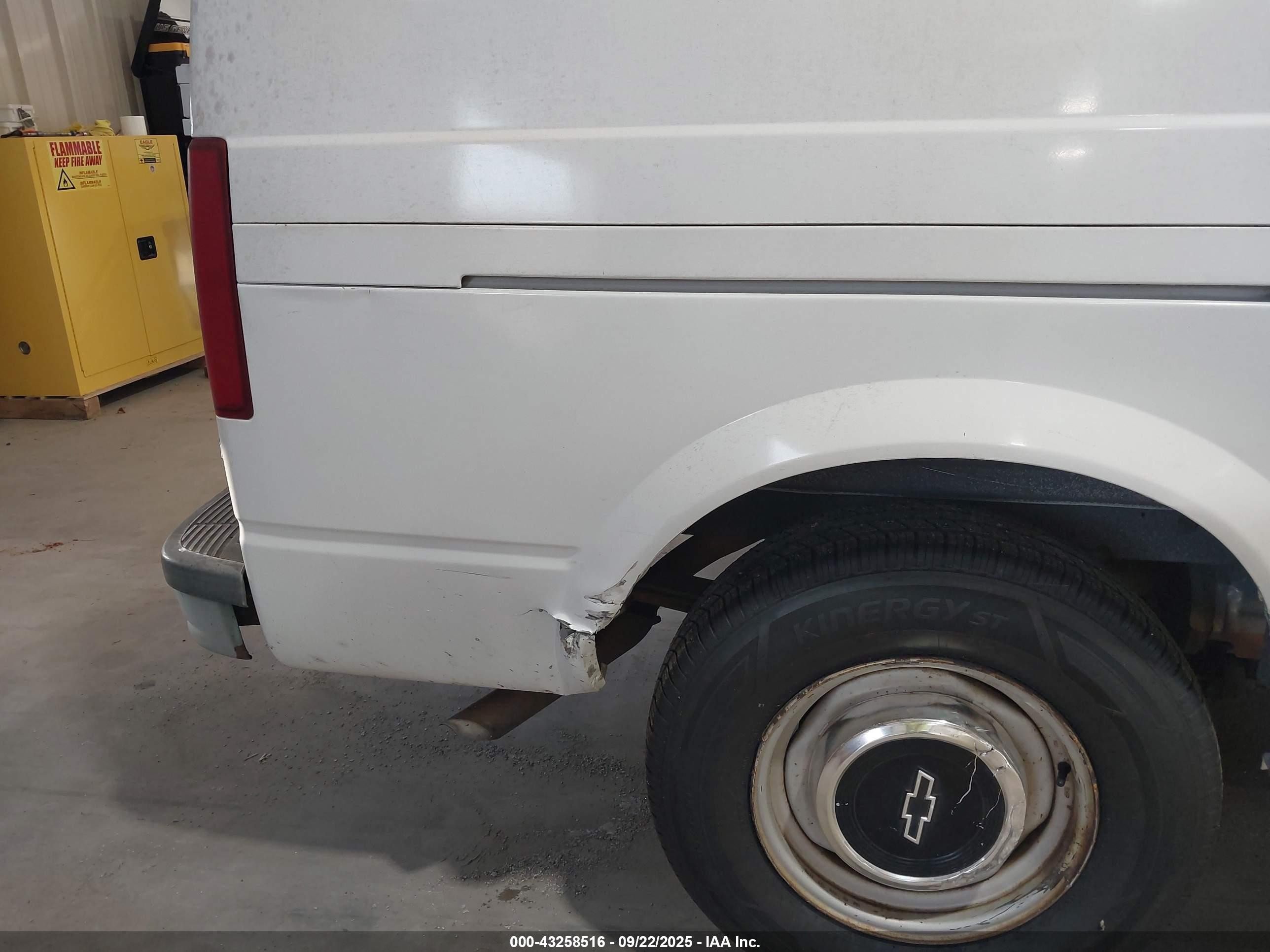 1997 Chevrolet Astro   White vin: 1GCDL19W1VB116440