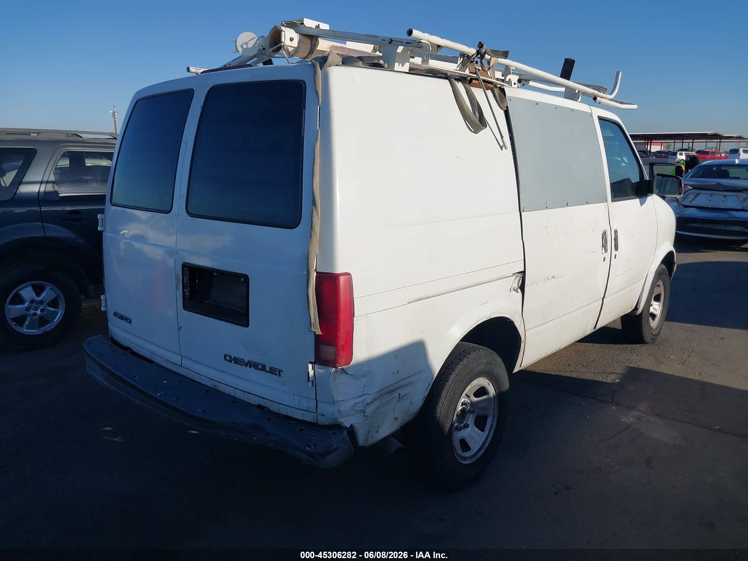 2001 Chevrolet Astro   White vin: 1GCDL19W81B115926
