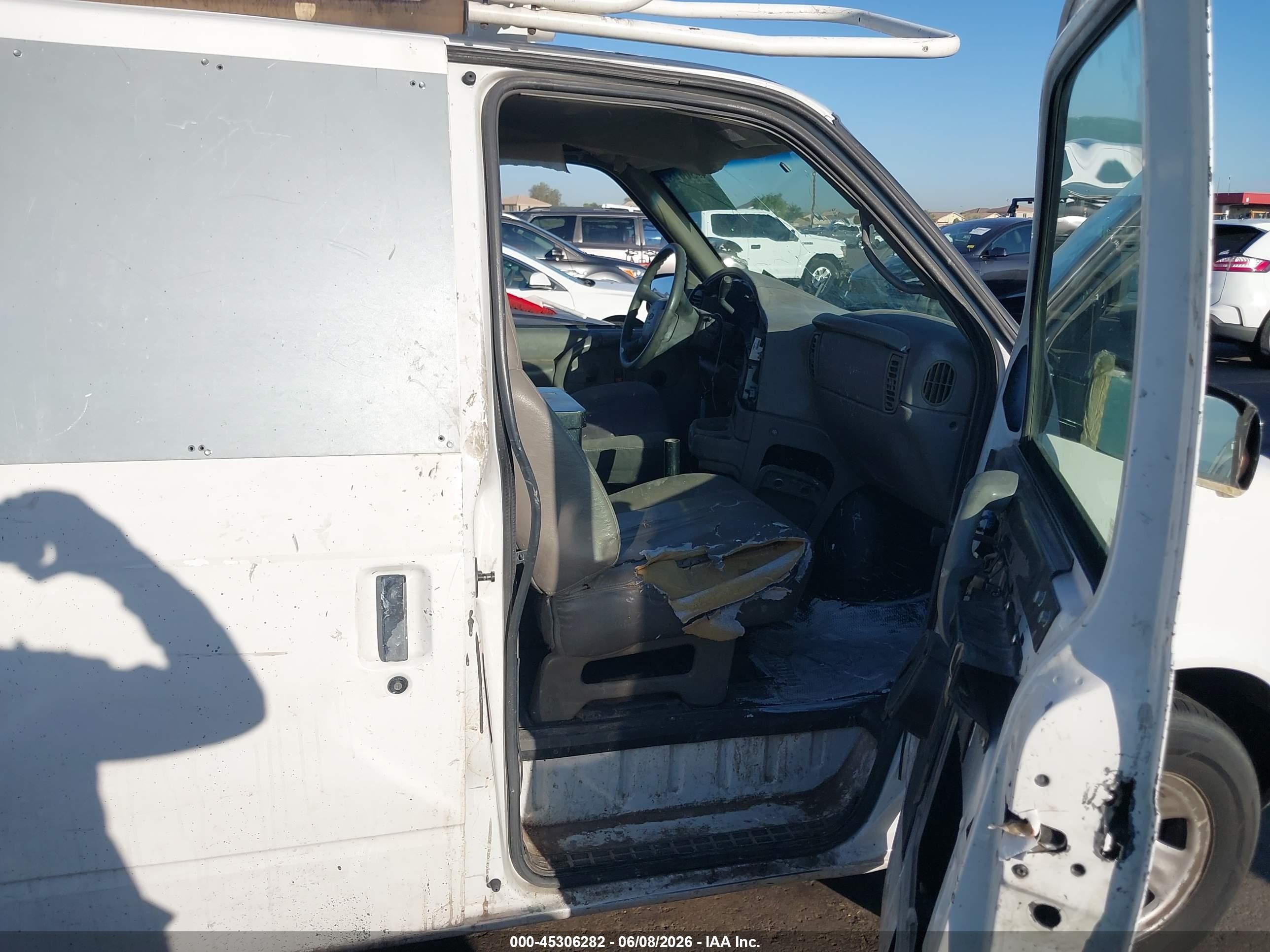 2001 Chevrolet Astro   White vin: 1GCDL19W81B115926