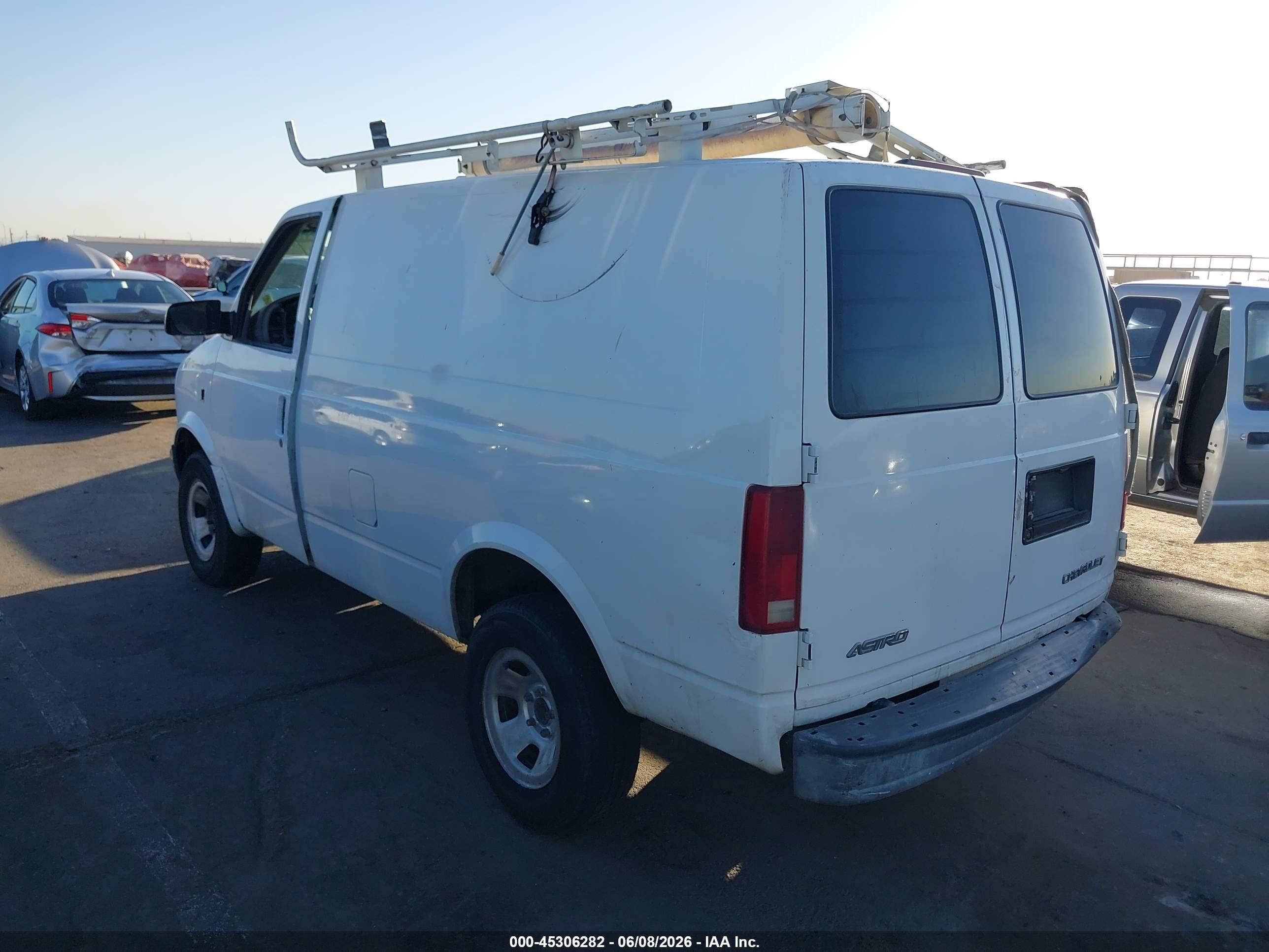 2001 Chevrolet Astro   White vin: 1GCDL19W81B115926