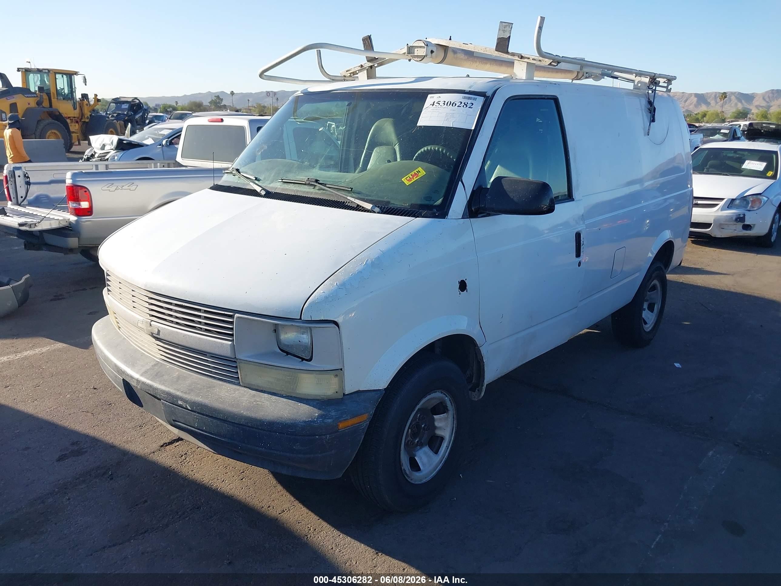 2001 Chevrolet Astro   White vin: 1GCDL19W81B115926