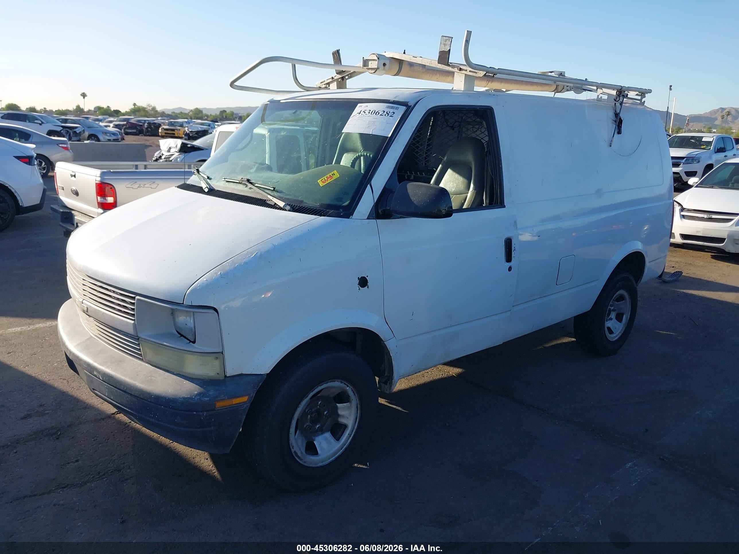 2001 Chevrolet Astro   White vin: 1GCDL19W81B115926
