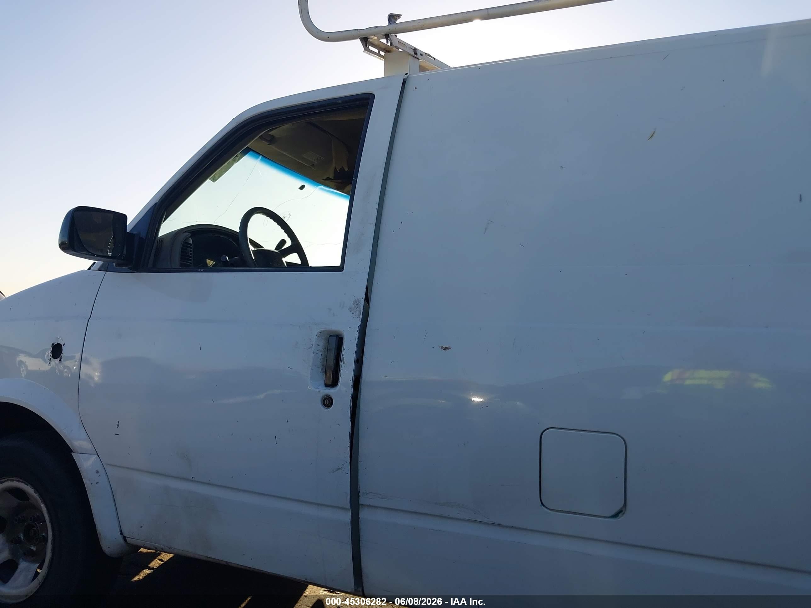 2001 Chevrolet Astro   White vin: 1GCDL19W81B115926