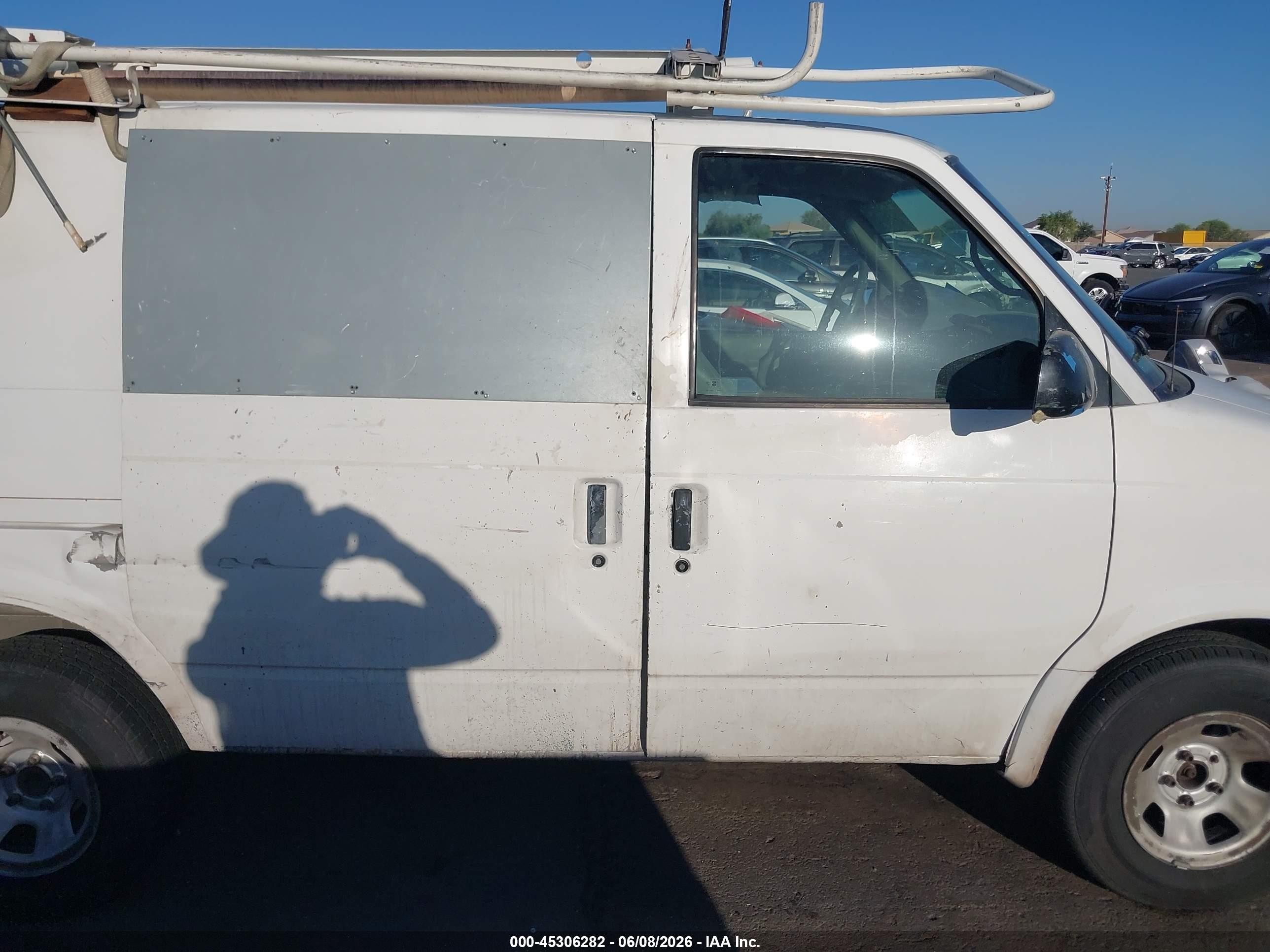 2001 Chevrolet Astro   White vin: 1GCDL19W81B115926