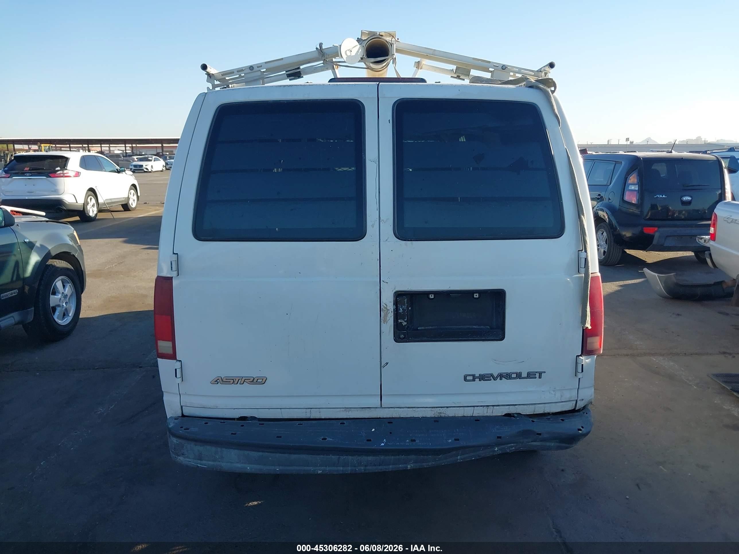 2001 Chevrolet Astro   White vin: 1GCDL19W81B115926