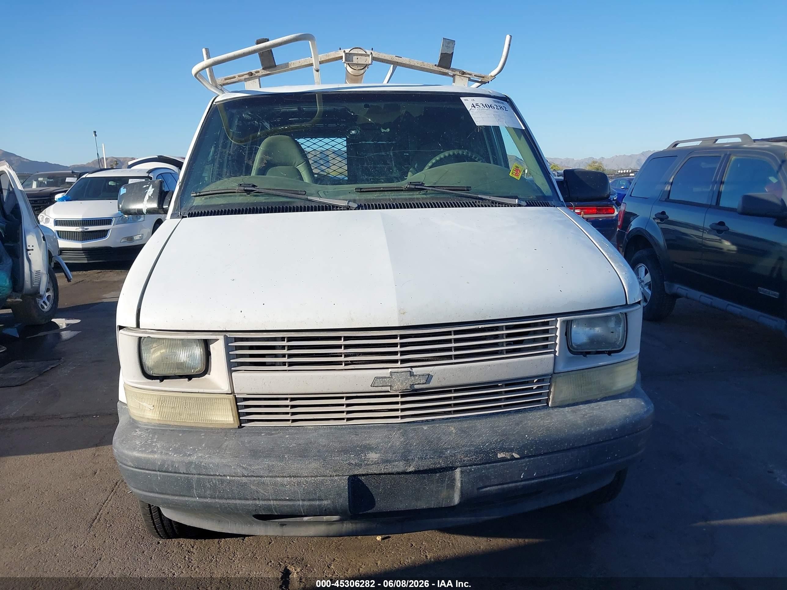 2001 Chevrolet Astro   White vin: 1GCDL19W81B115926