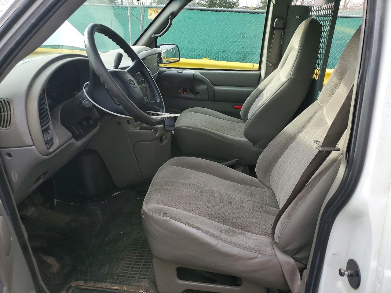 2004 Chevrolet Astro White vin: 1GCDL19X54B108168