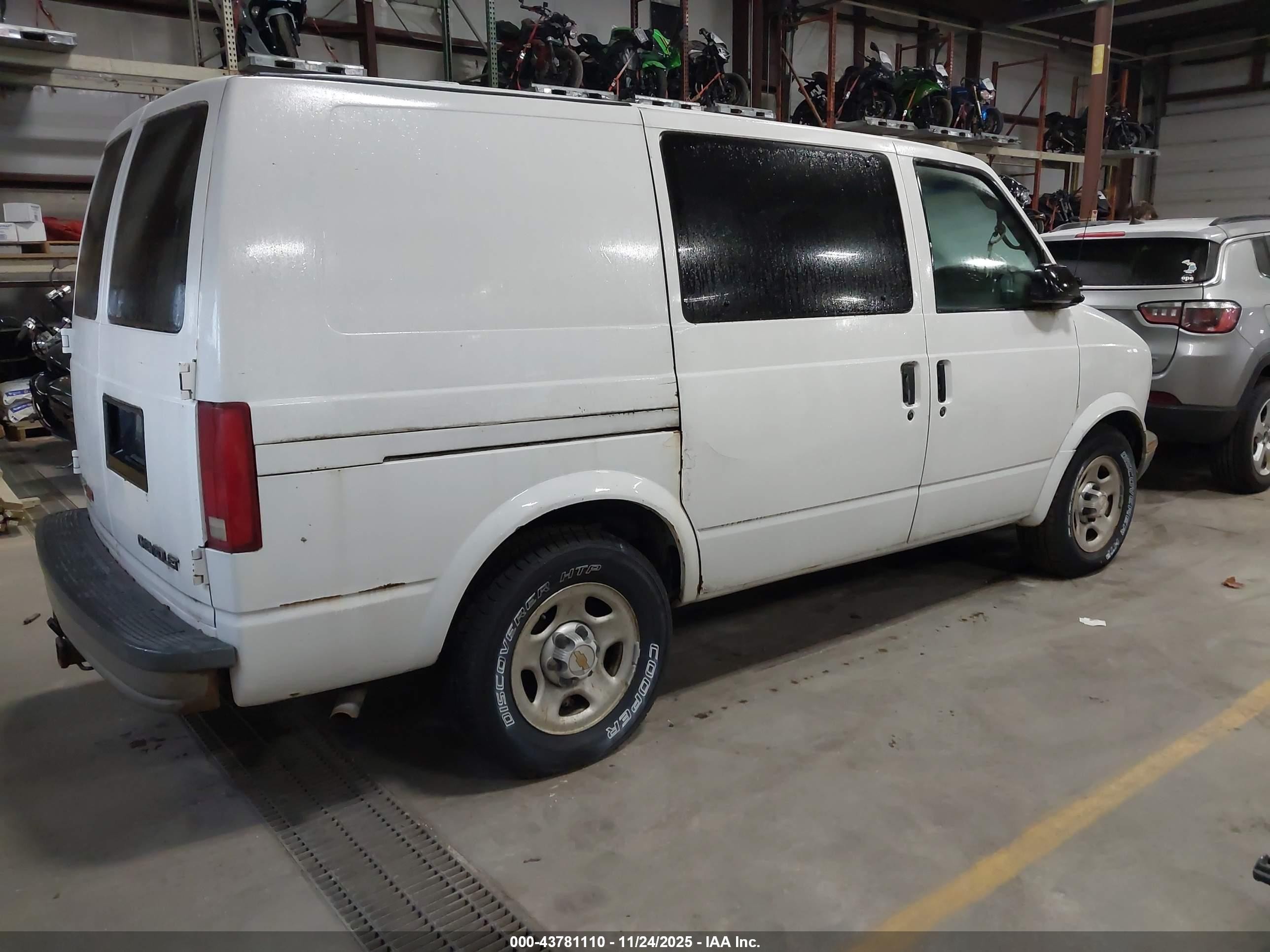 2004 Chevrolet Astro   White vin: 1GCDL19X84B113798