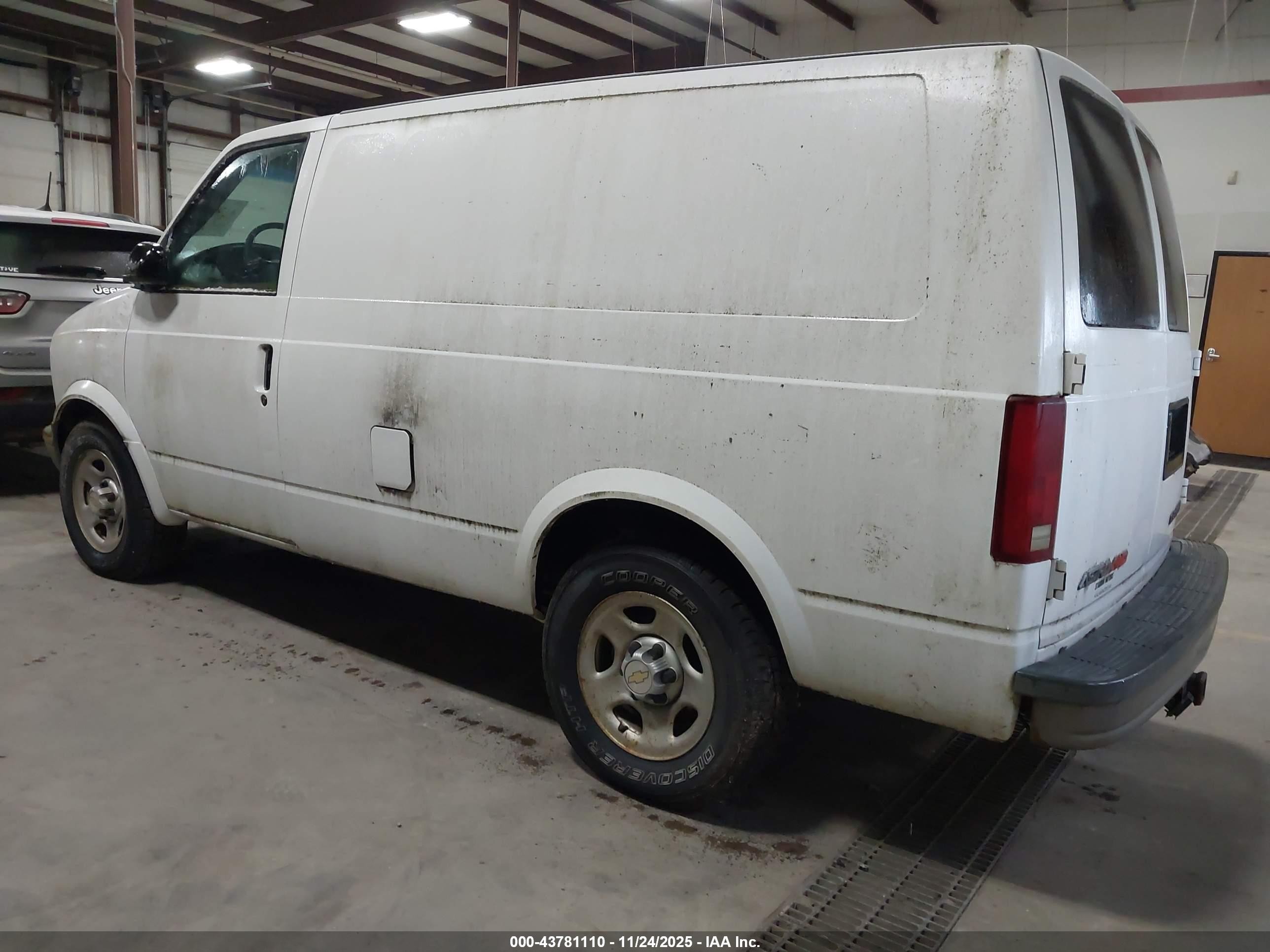 2004 Chevrolet Astro   White vin: 1GCDL19X84B113798