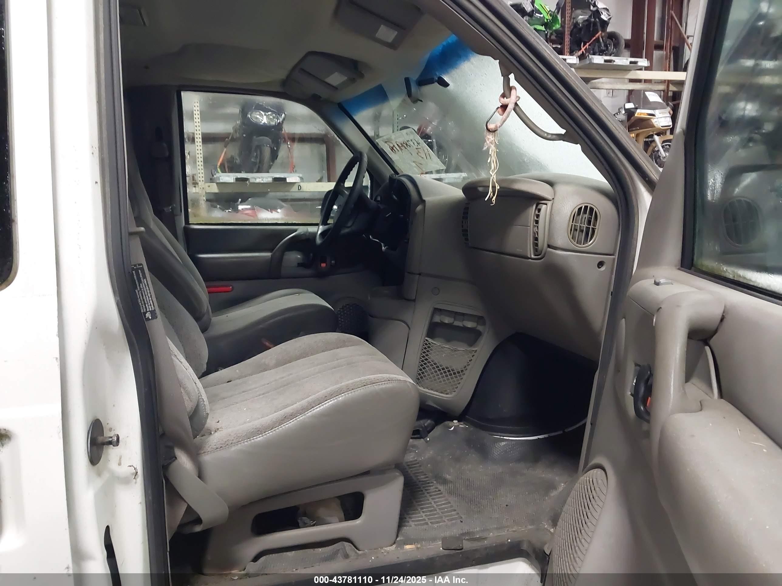 2004 Chevrolet Astro   White vin: 1GCDL19X84B113798