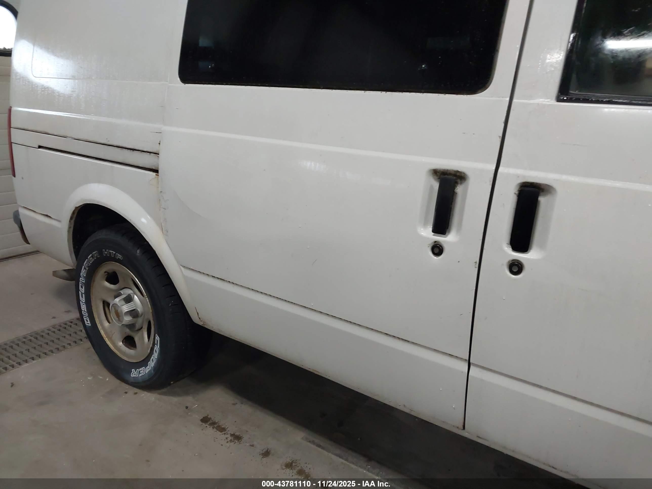 2004 Chevrolet Astro   White vin: 1GCDL19X84B113798