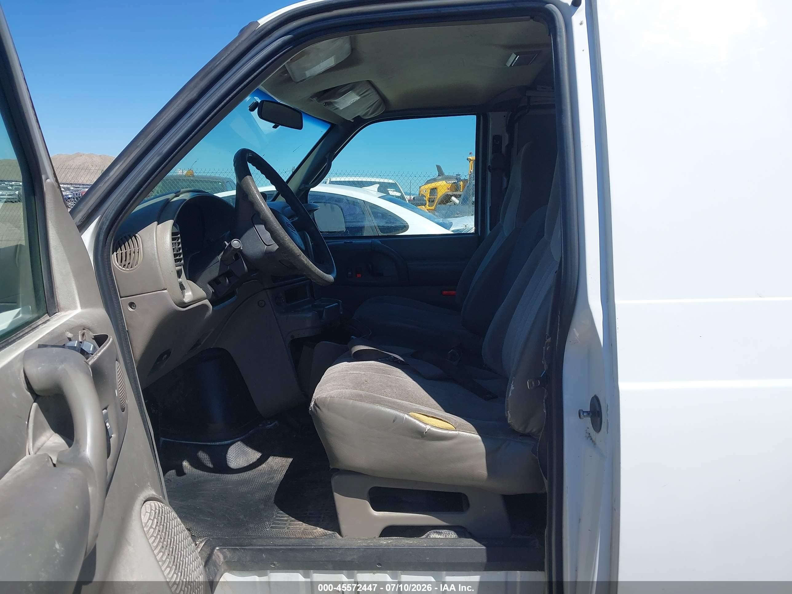 2002 Chevrolet Astro   White vin: 1GCDL19X92B115170