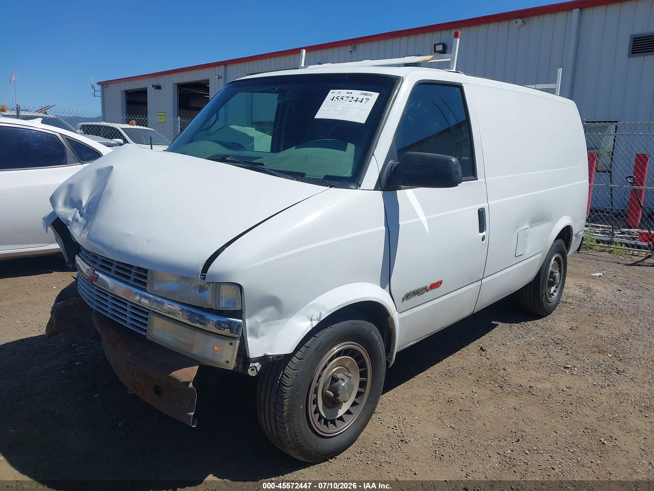 2002 Chevrolet Astro   White vin: 1GCDL19X92B115170
