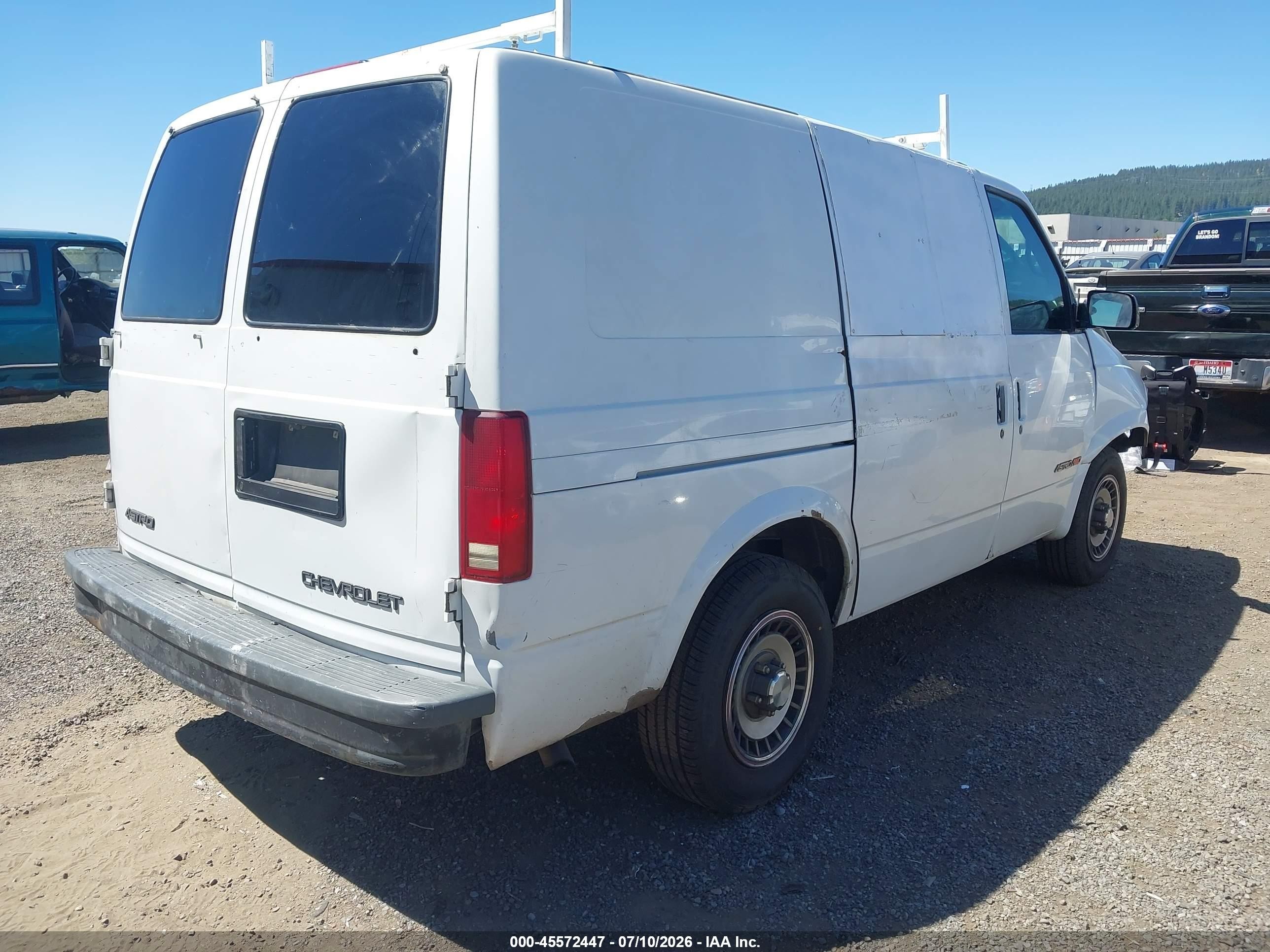 2002 Chevrolet Astro   White vin: 1GCDL19X92B115170