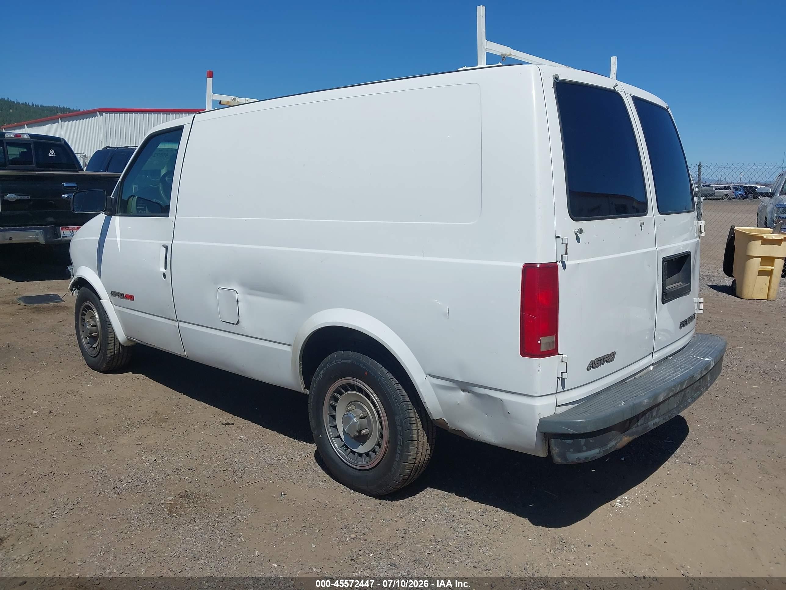 2002 Chevrolet Astro   White vin: 1GCDL19X92B115170