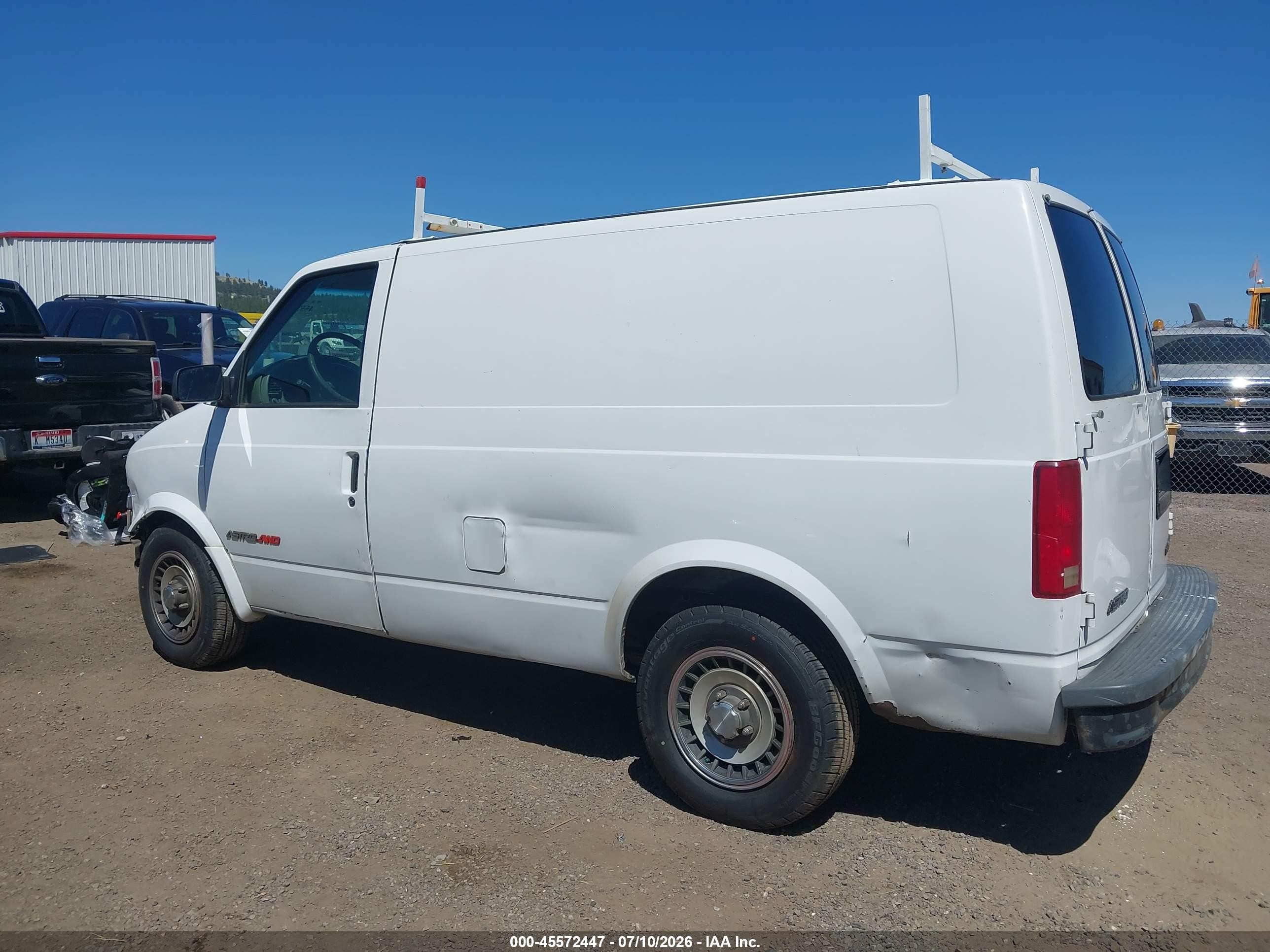 2002 Chevrolet Astro   White vin: 1GCDL19X92B115170