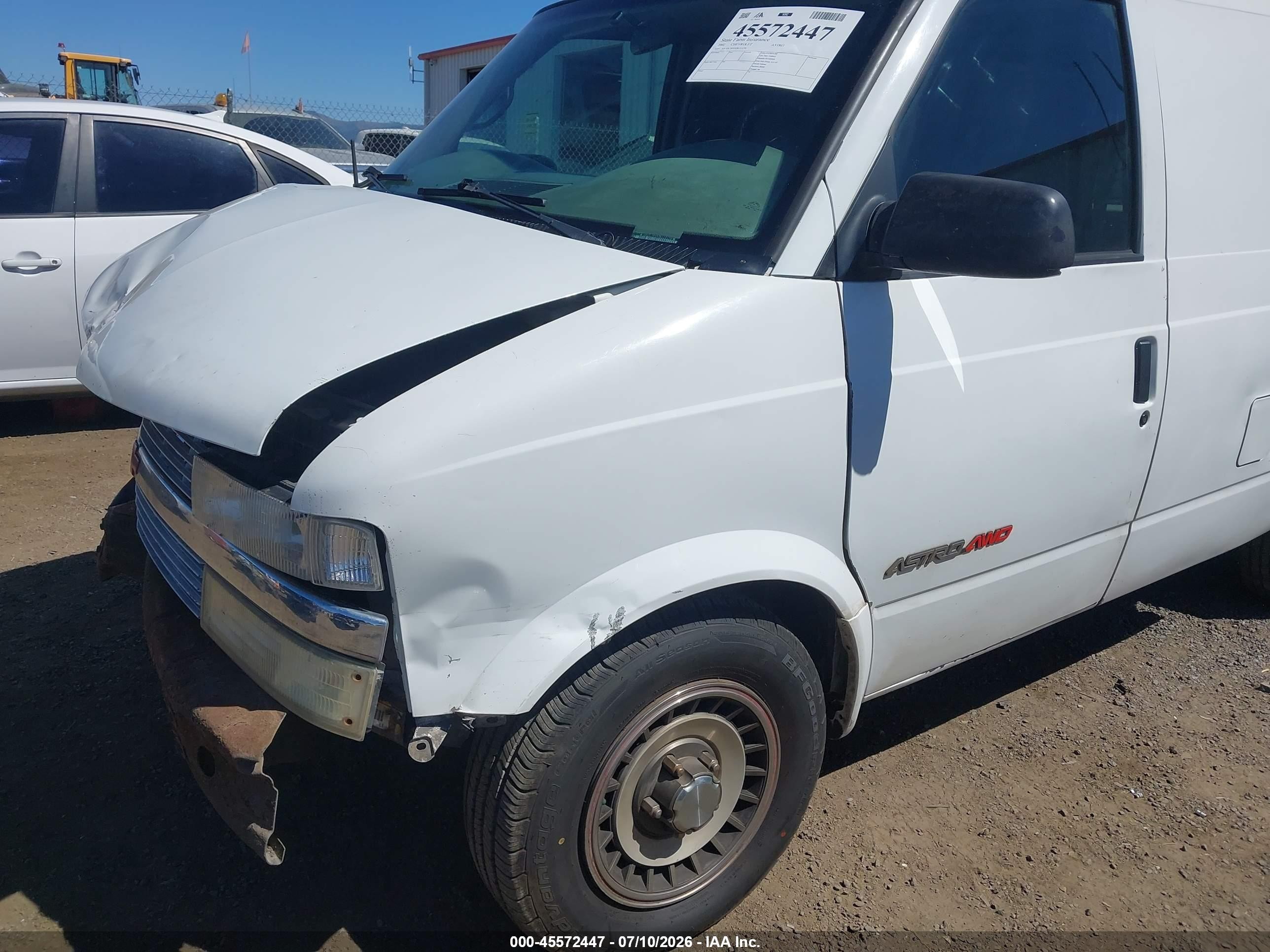 2002 Chevrolet Astro   White vin: 1GCDL19X92B115170