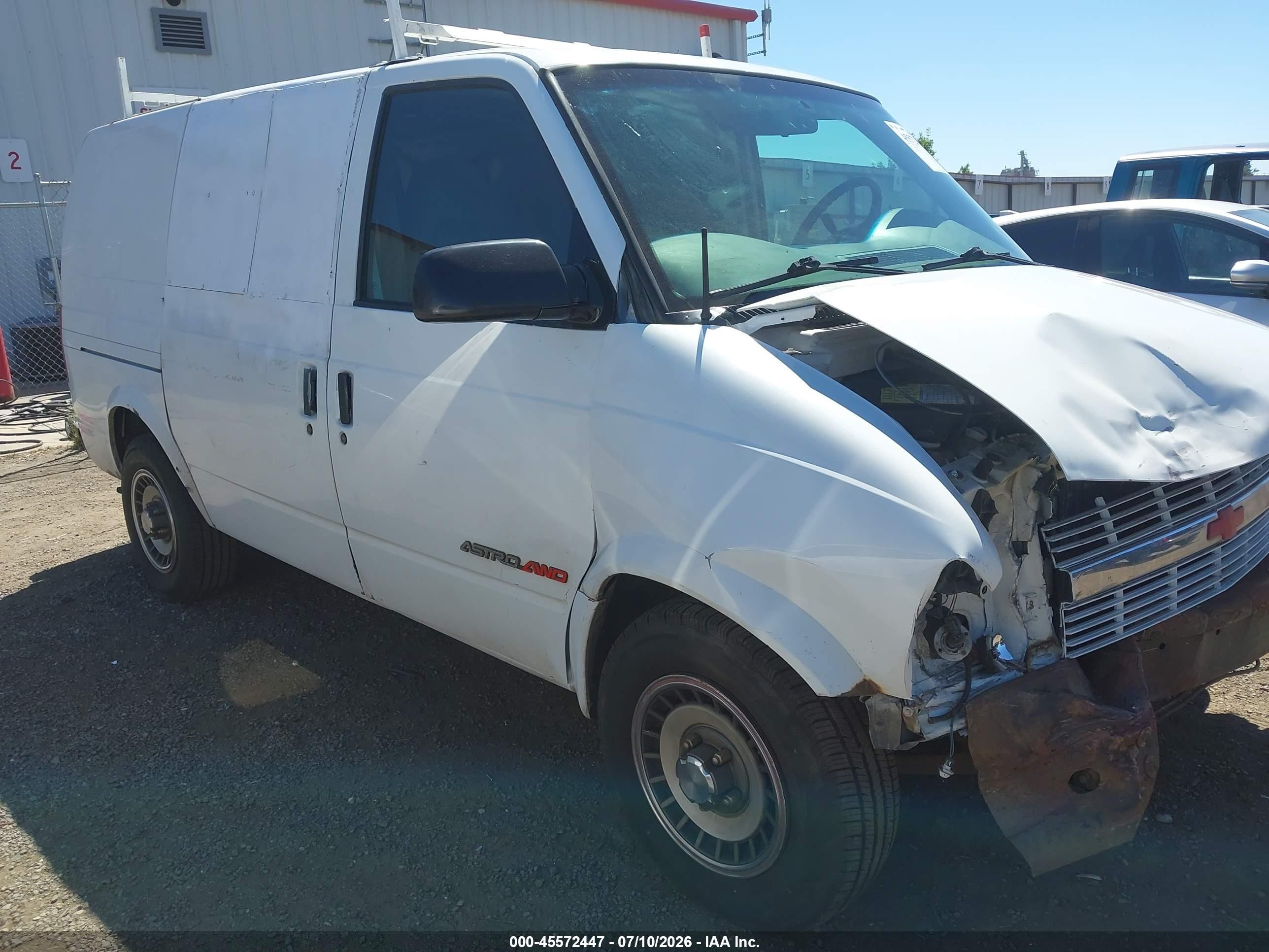 2002 Chevrolet Astro   White vin: 1GCDL19X92B115170